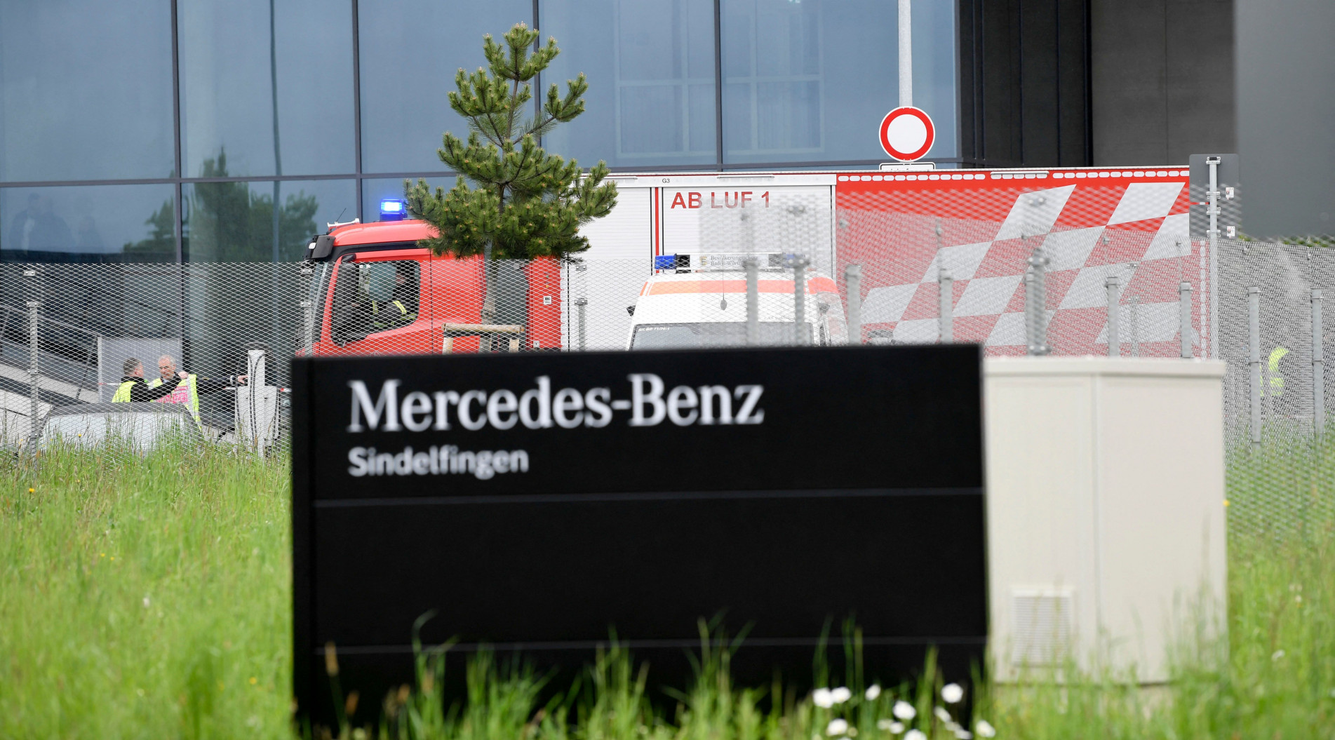 Ambulância do lado de fora da fábrica da Mercedes-Benz em Sindelfingen, na Alemanha, após um tiroteio que matou 2 pessoas