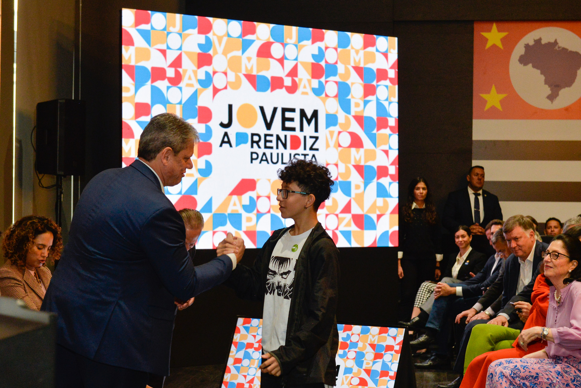 Governador Tarcísio de Freitas ao lado de estudante no lançamento do programa