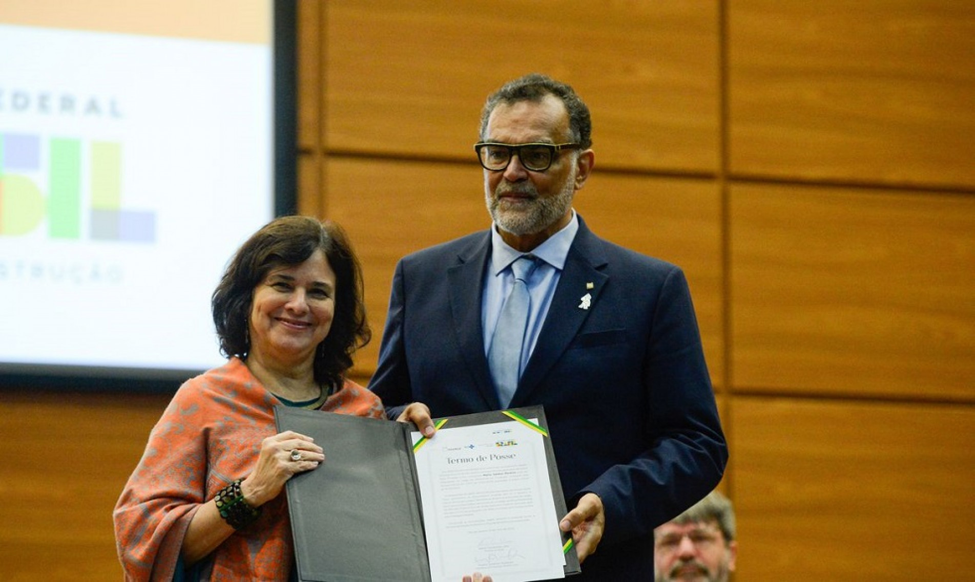 A ministra da Saúde Nísia Trindade e o novo presidente da Fundação Oswaldo Cruz (Fiocruz), Mario Moreira 