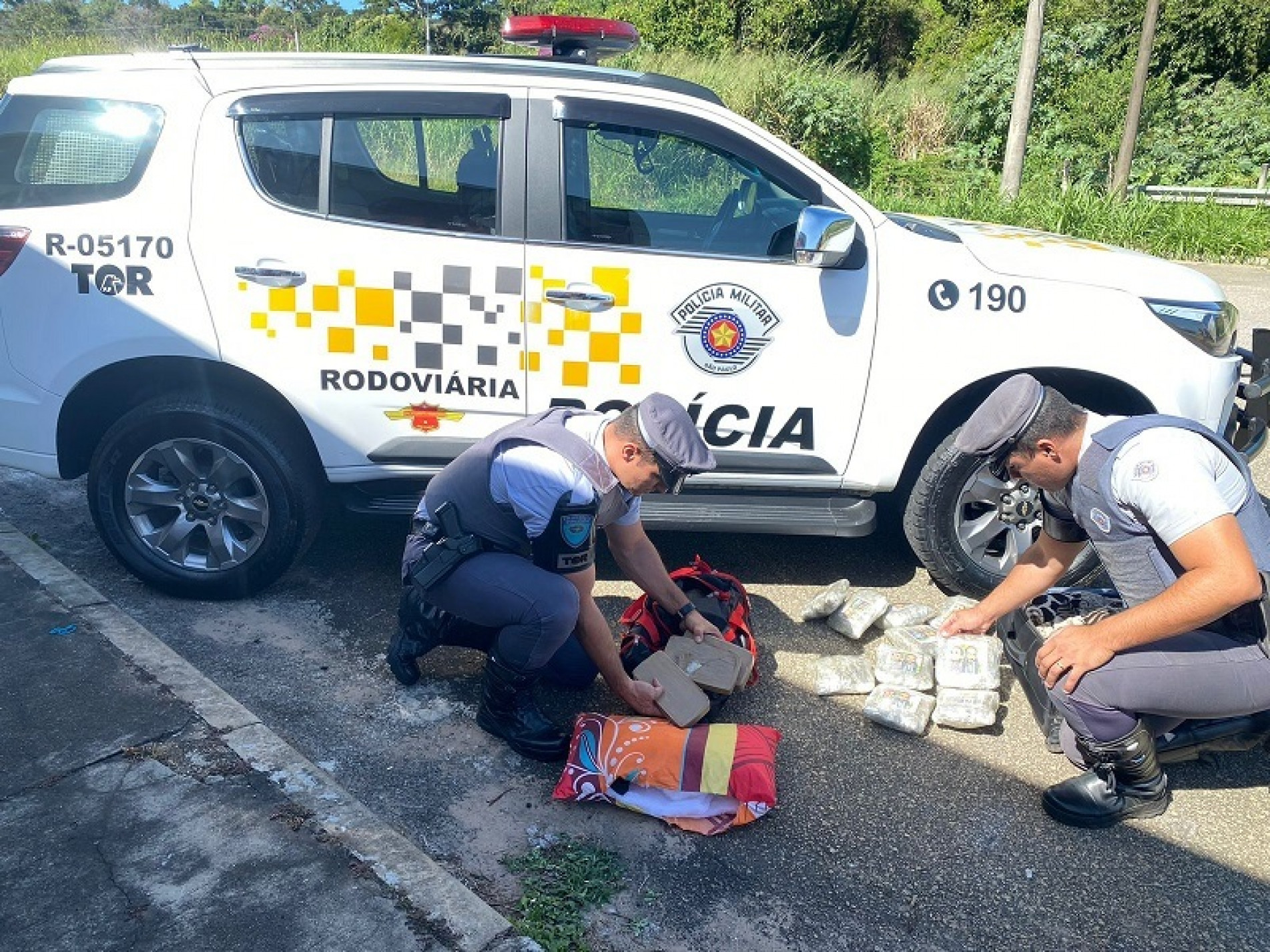 Dupla estava em um ônibus que foi parado na rodovia Castello Branco 