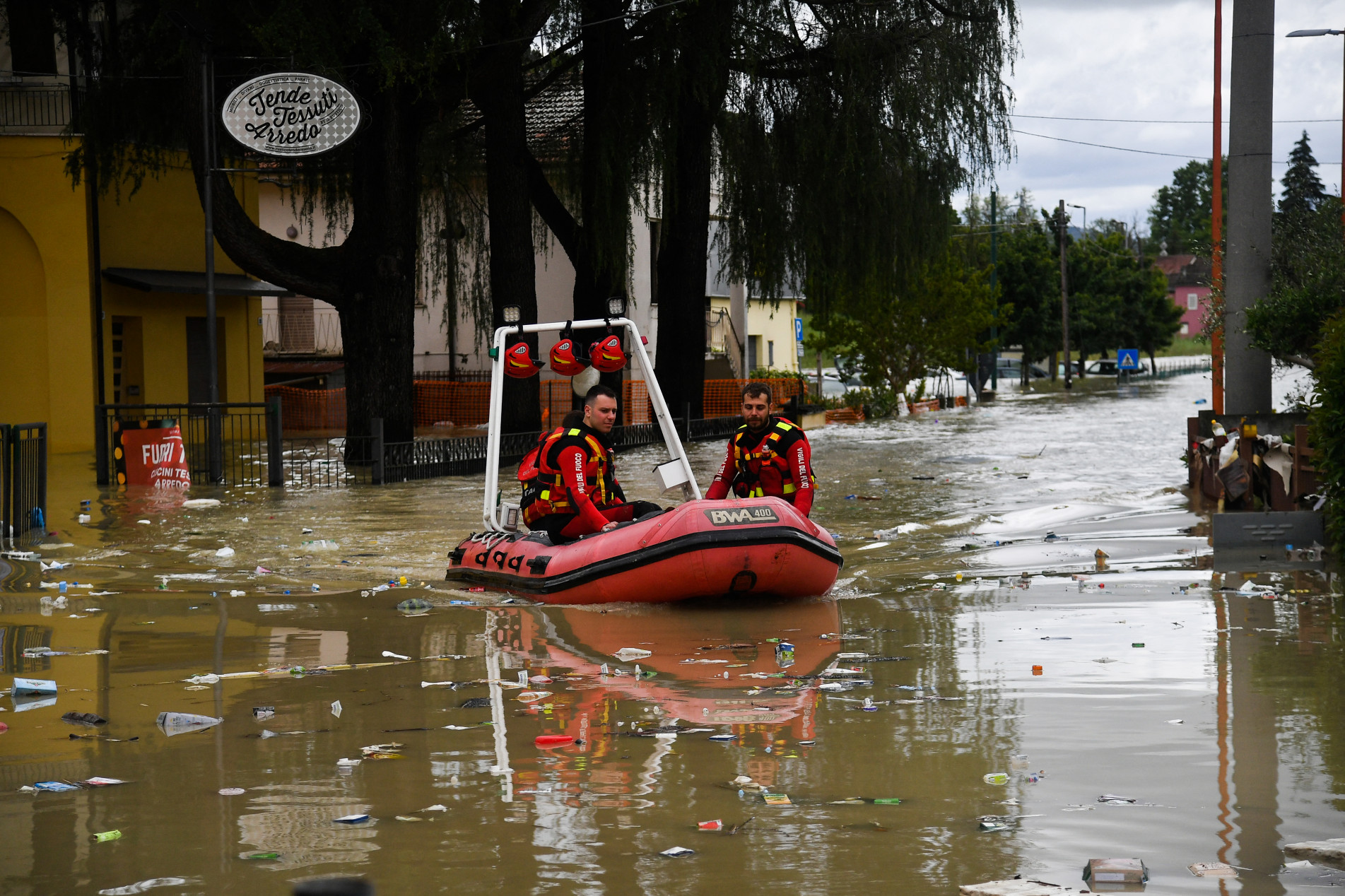 As inundações na Emilia-Romagna, no norte da Itália, deixaram pelo menos oito mortos, milhares de desabrigados e obrigaram o cancelamento do GP de Fórmula 1 