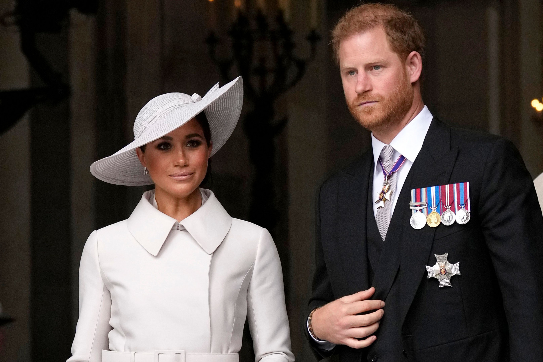 Príncipe Harry ao lado da esposa, a atriz Meghan Markle