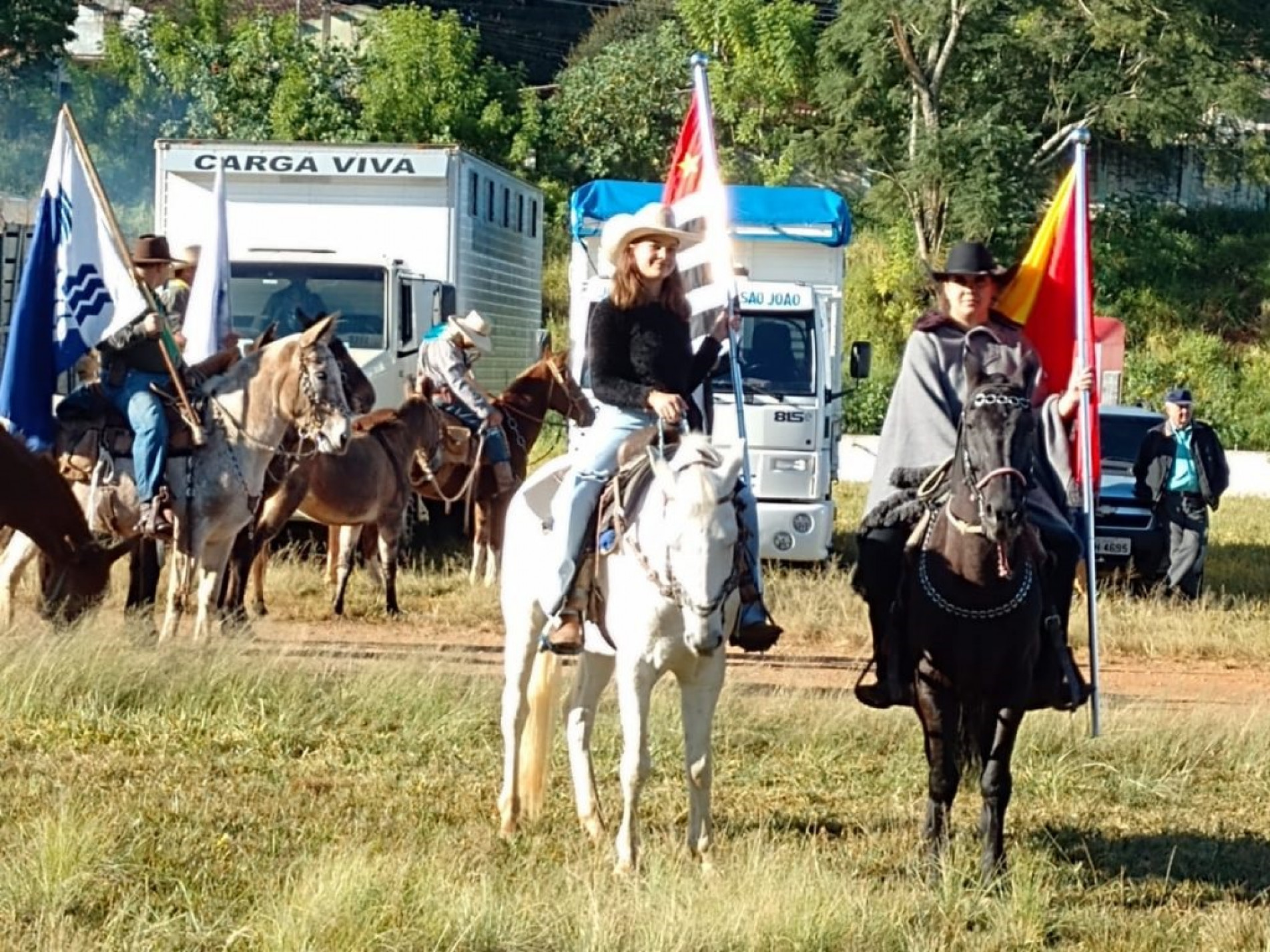 Juliana e Estar participam da comitiva que saiu ontem de Itararé e vai cavalgar 350 km em nove dias