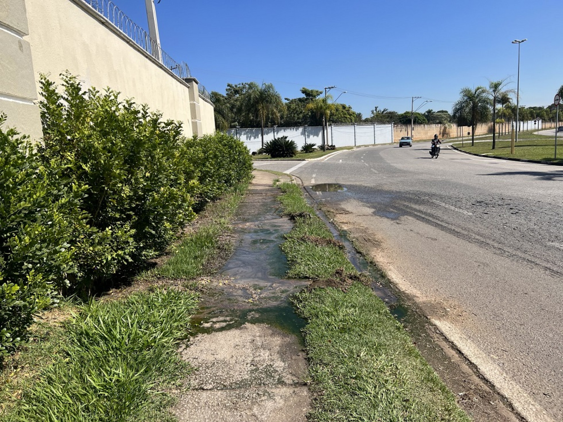 Moradores de Sorocaba reclamam de vazamento de esgoto na avenida Adolpho Massaglia