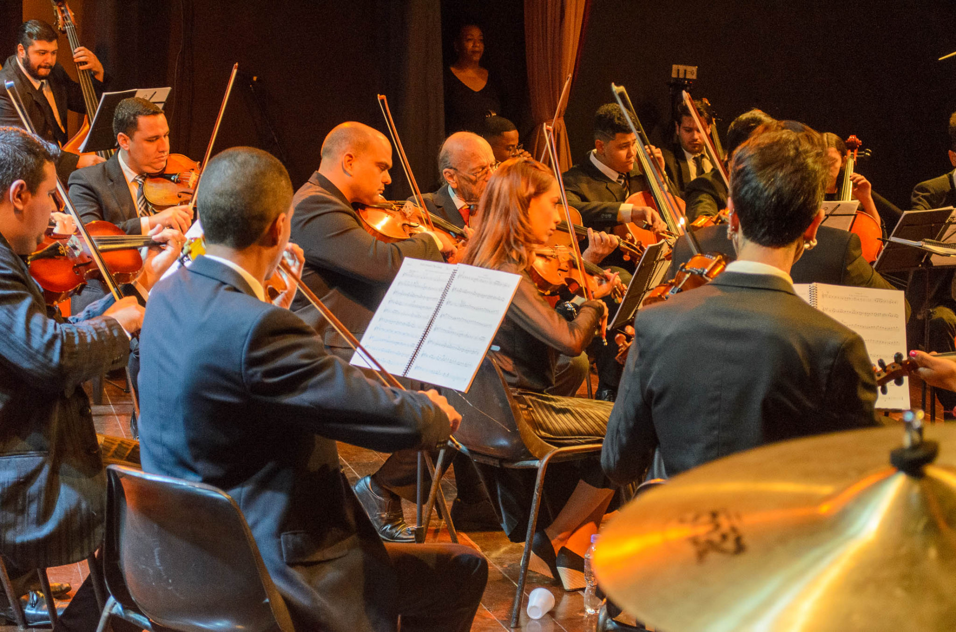 Orquestra conta com cerca de 50 músicos e sobe ao palco a partir das 19h