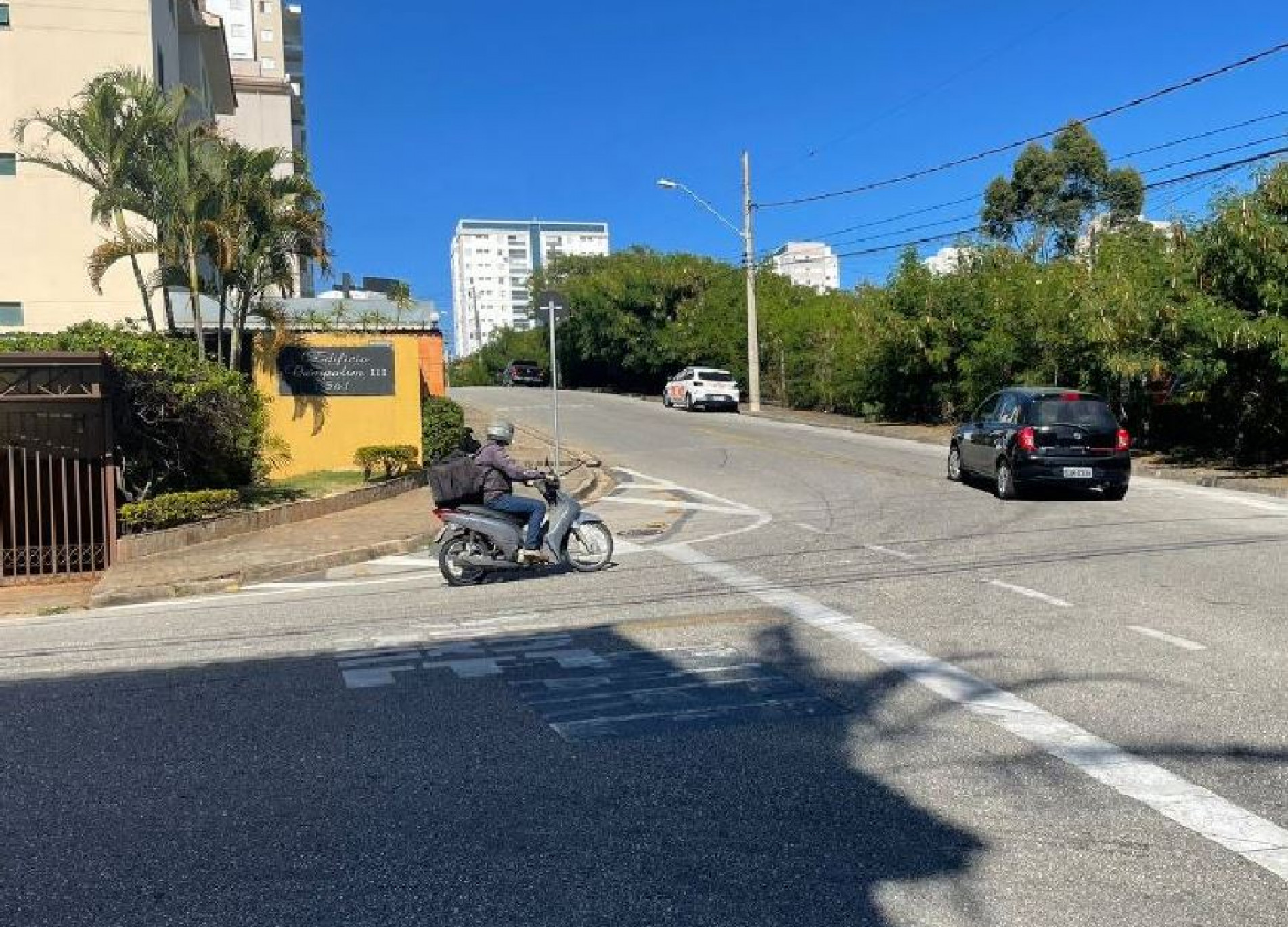 Embora seja de mão única desde março do ano passado, motoristas ainda insistem em usar a via para acessar a avenida Professora Izoraida Marques Peres