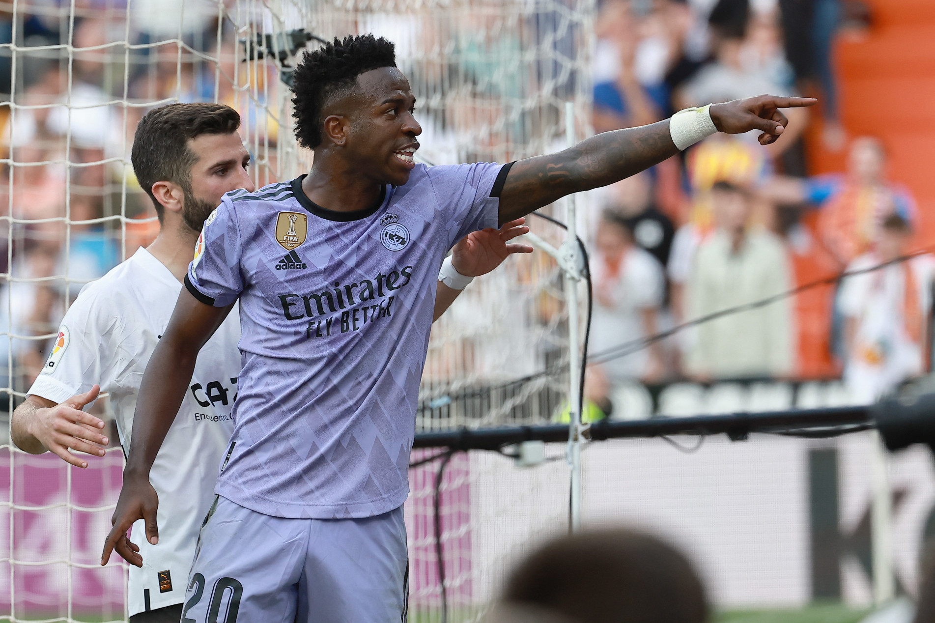 Durante o jogo, Vini Jr. se dirigiu à parte da torcida do Valencia e apontou para torcedores que o insultavam chamando-o de macaco 