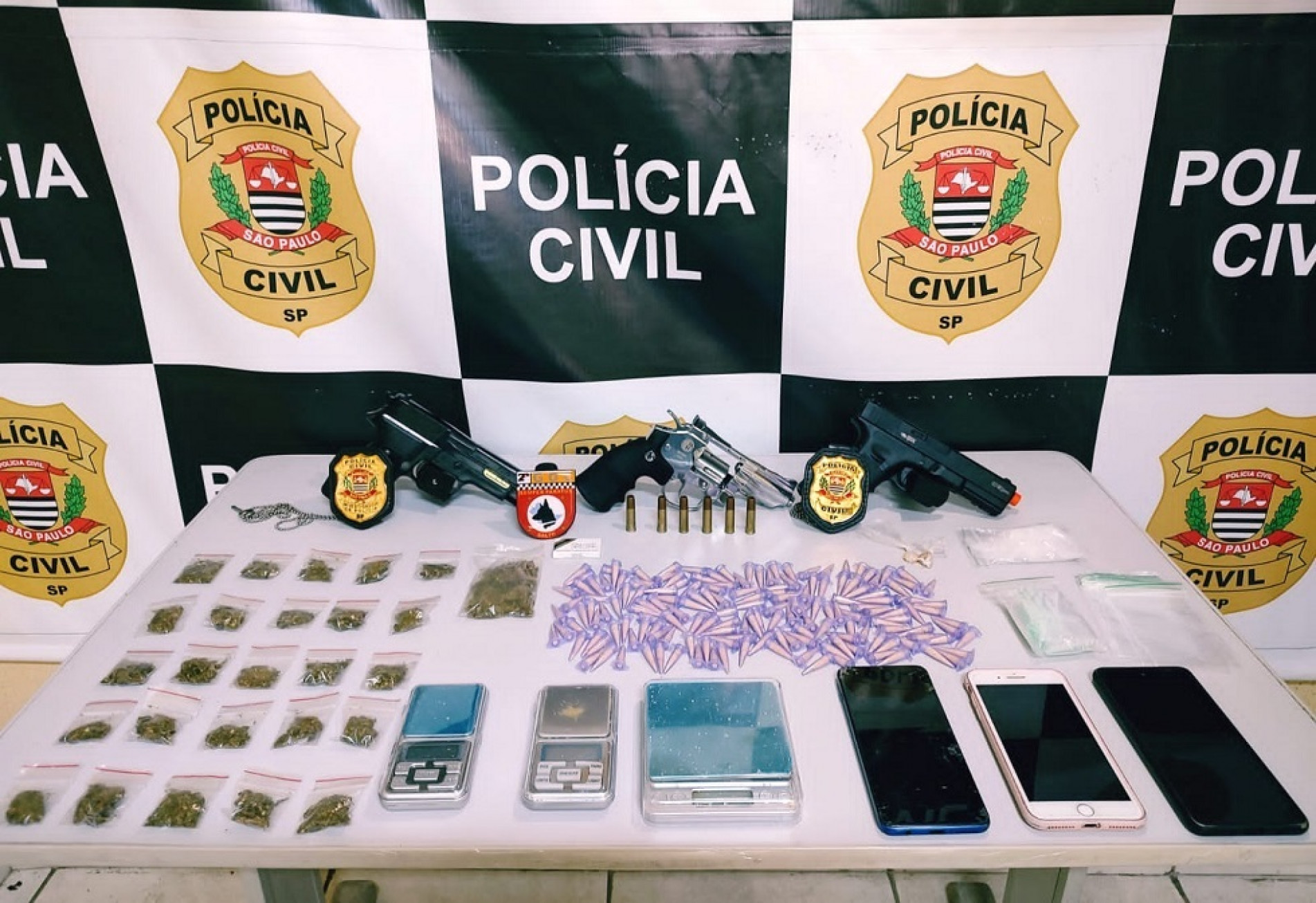 Polícia Civil prende três adultos e apreende dois menores suspeitos de tráfico de drogas em Salto