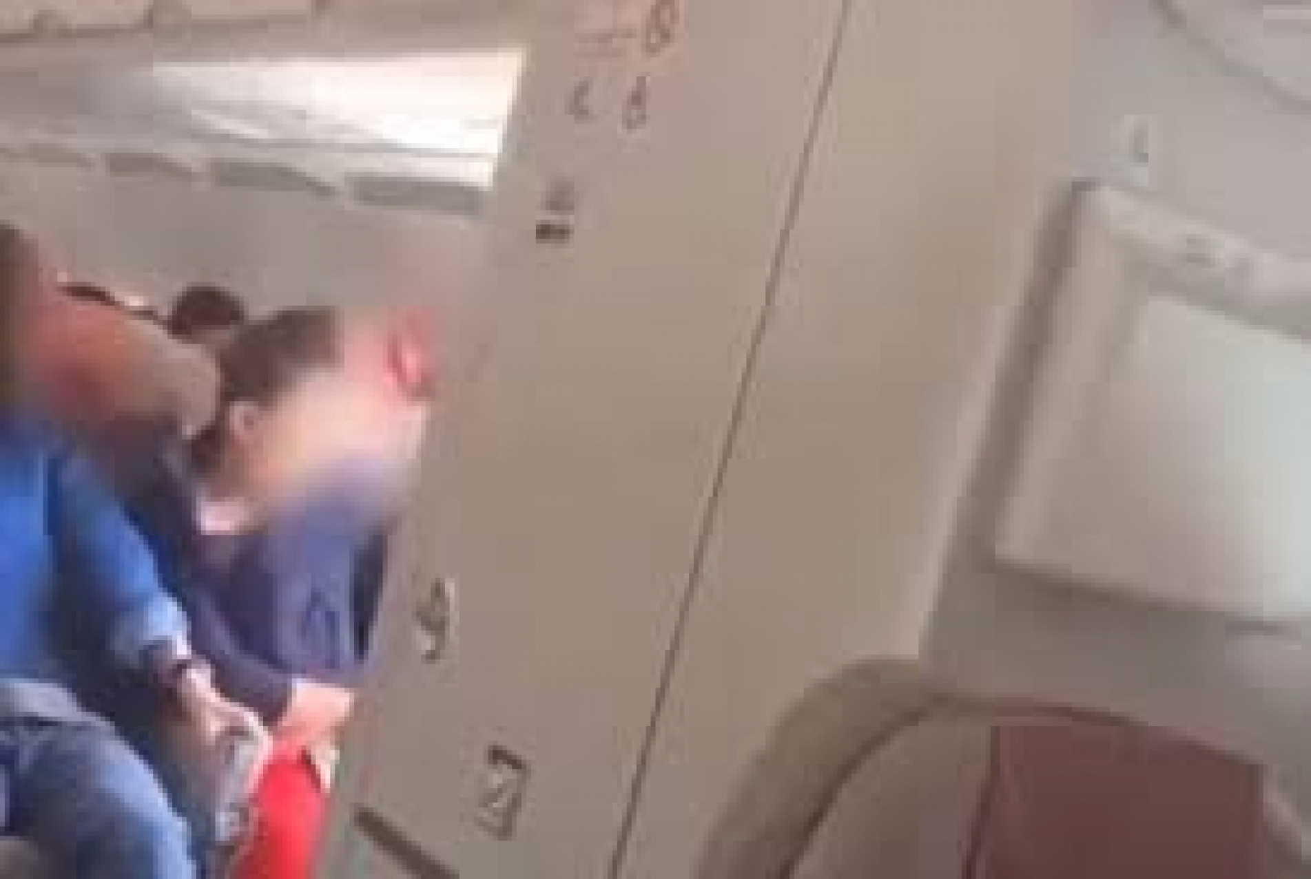 Homem abre porta de avião durante voo e é preso na Coreia do Sul