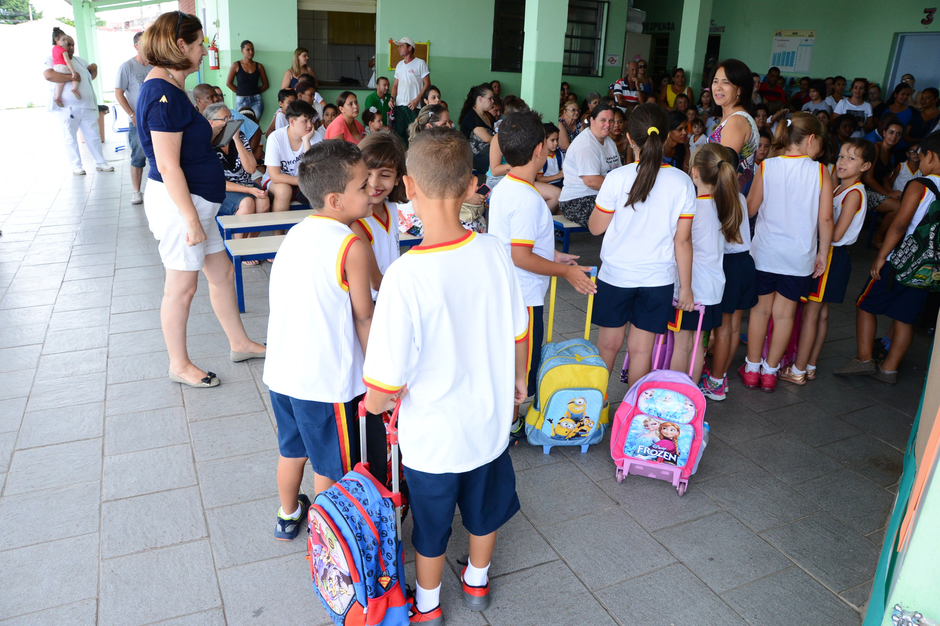 Proposta apoia o comércio local e permite que alunos da rede municipal escolham o que querem usar