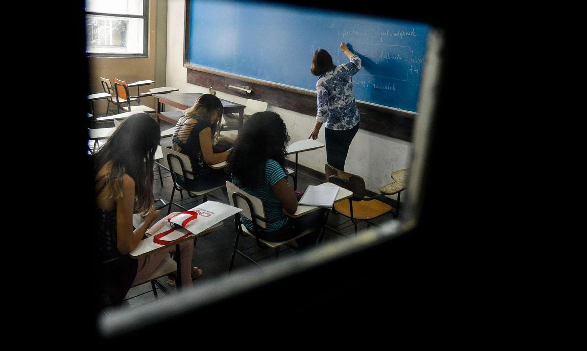 Rio de Janeiro - A Universidade Estadual do Rio de Janeiro(Uerj) volta às aulas. De acordo com os diretores, a decisão pela volta deve-se ao avanço no restabelecimento das condições mínimas de limpeza, manutenção de elevadores e segurança e à preocupação com o enorme prejuízo que os sucessivos adiamentos vêm impondo aos estudantes de graduação e do Colégio de Aplicação (CAP). Profundamente atingida pela crise financeira do governo fluminense, a Uerj adiou cinco vezes o início das aulas referentes ao segundo semestre de 2016. (Foto: Tânia Rêgo/Agência Brasil)