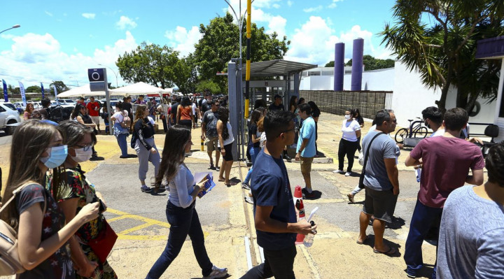 Candidatos comparecem a local de prova para a primeira etapa do Exame Nacional do Ensino Médio (Enem) 2022.