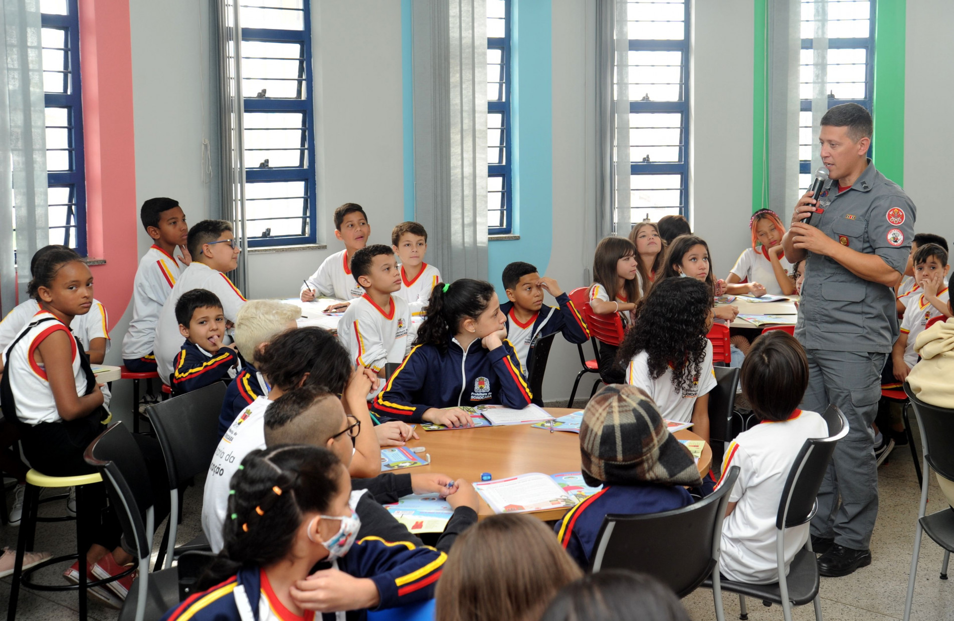 Alunos da E.M.Tereza Ciambelli Gianini, naVila Nova Sorocaba, receberam o cabo e bombeiro educador Marcelo Paes