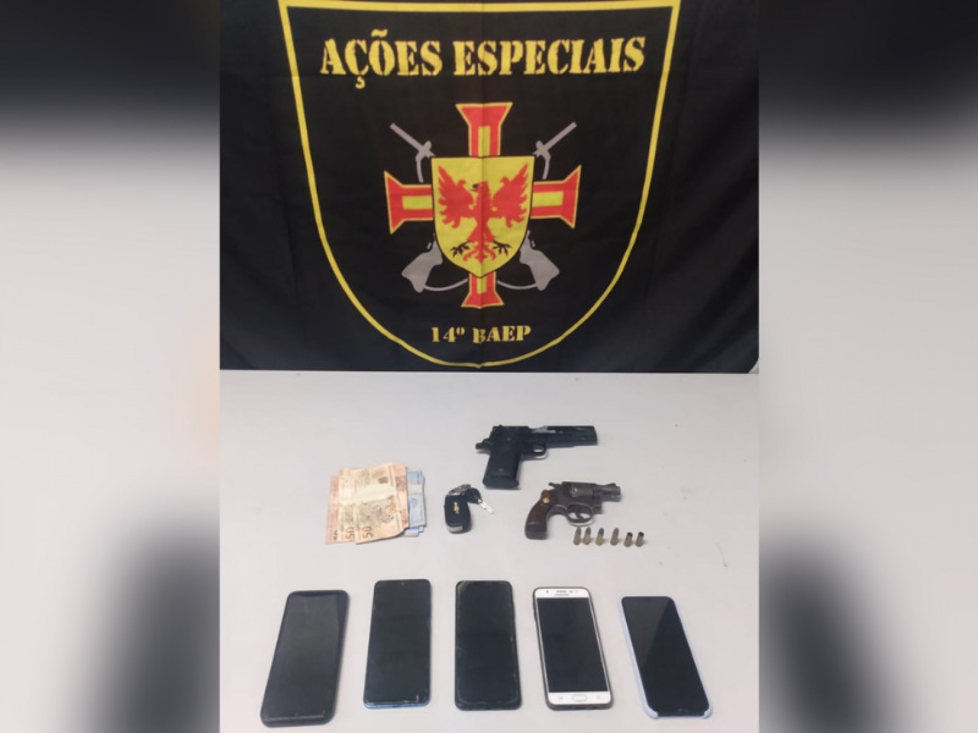 Polícia encontrou arma e celulares com os assaltantes