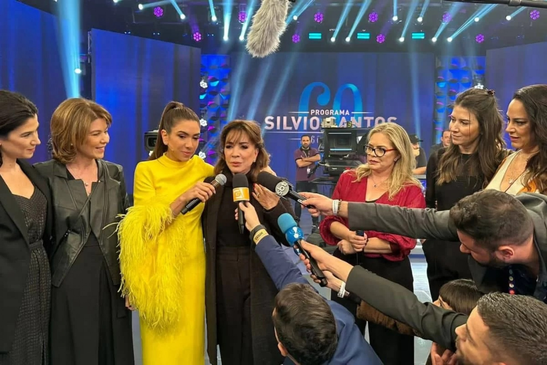 Patricia Abravanel (de amarelo) fez pedido durante comemoração dos 60 anos do Programa Silvio Santos