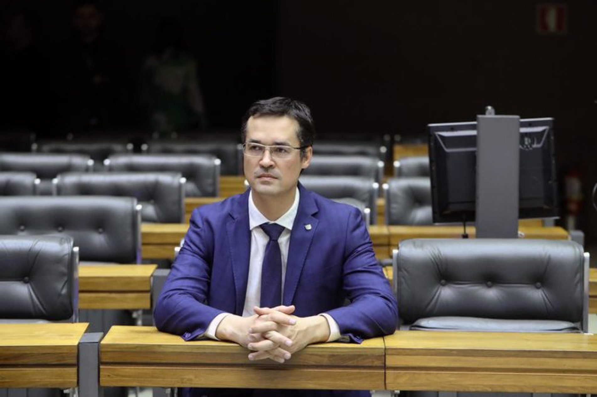 No último dia oficial como deputado federal, Deltan Dallagnol permaneceu a maior parte do tempo isolado, contemplativo e acolhido por apoiadores do ex-presidente Jair Bolsonaro