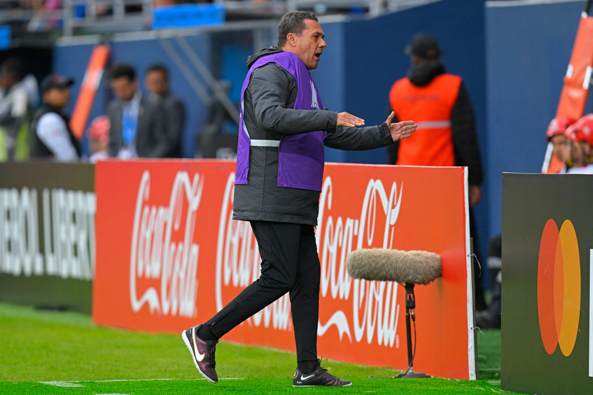 O técnico corintiano durante o jogo em Quito
