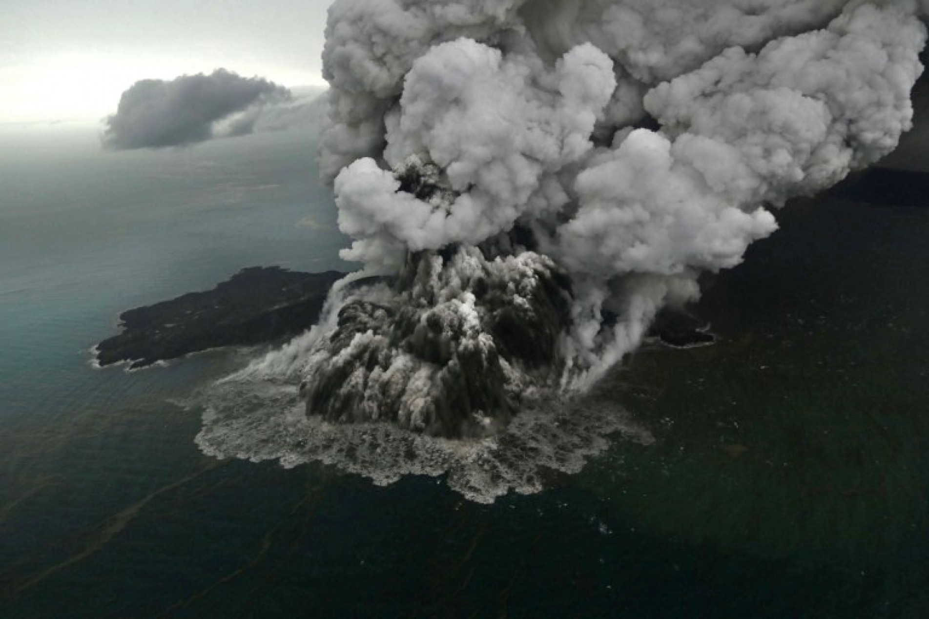 O vulcão Anak Krakatoa entrou em erupção, expelindo uma coluna de cinzas a mais de três quilômetros de altura