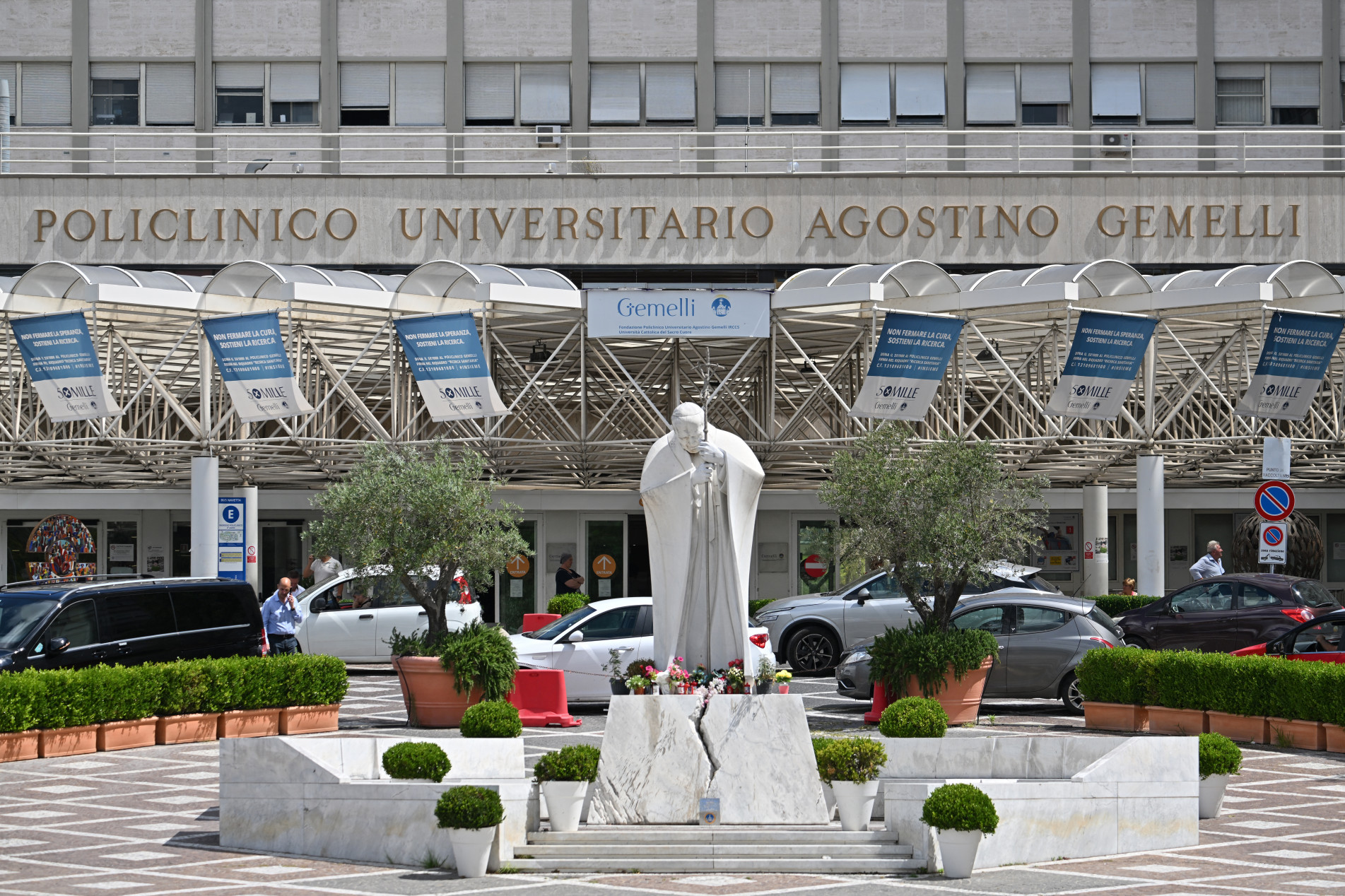 O papa Francisco permanece no hospital Gemelli, onde se recupera de uma cirurgia de hérnia abdominalAlberto 