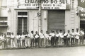 Entregadores de jornal em frente a sede do Cruzeiro, na rua São Bento, em 1973 - JCS