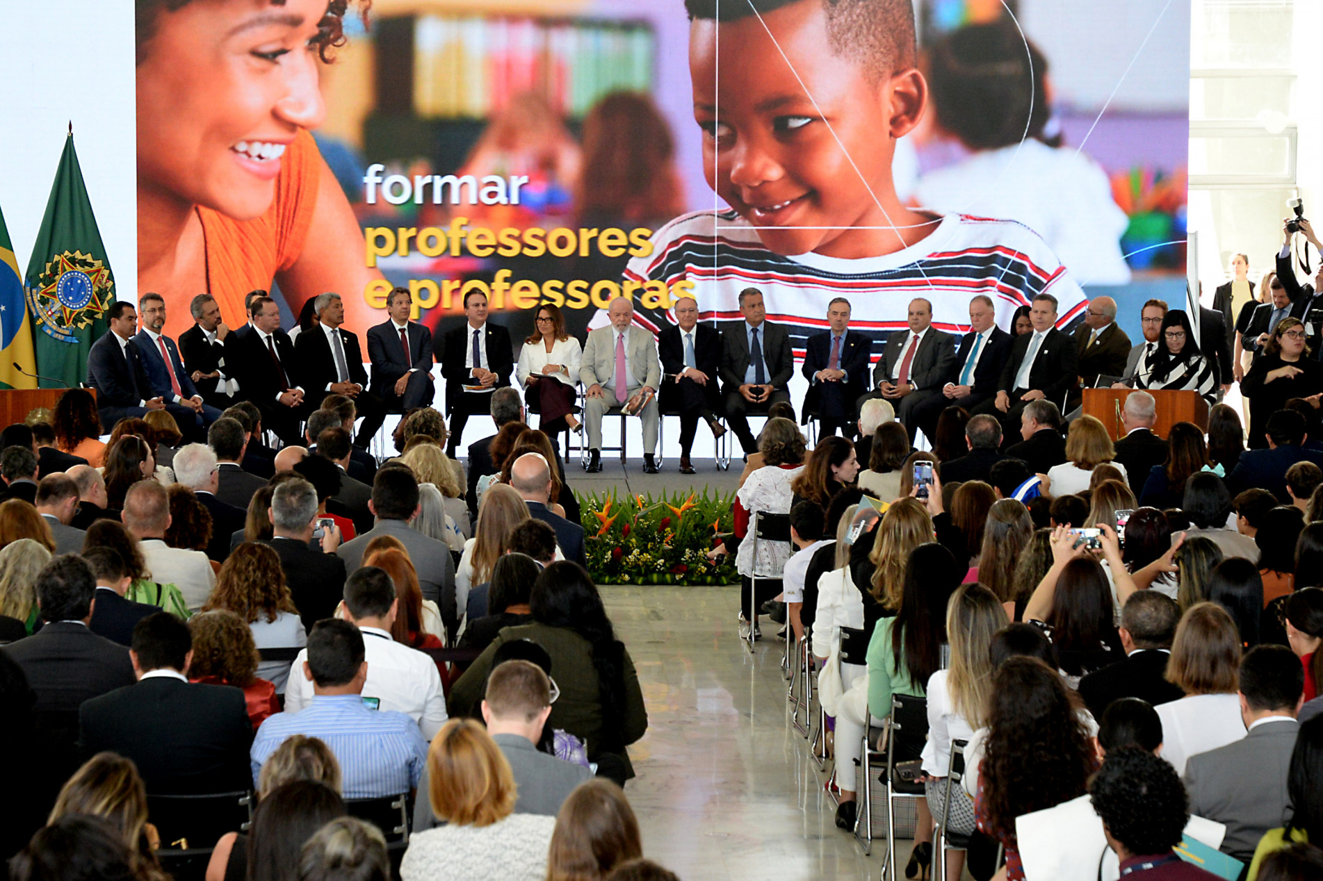 O objetivo é garantir que todas as crianças estejam alfabetizadas ao fim do 2º ano do fundamental