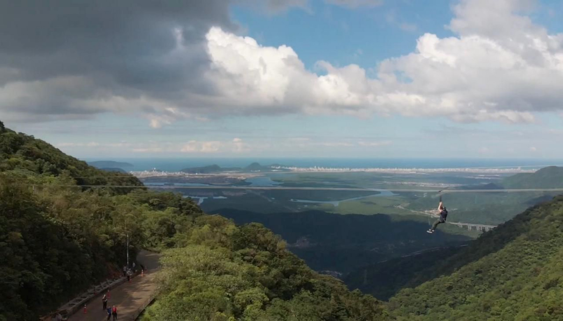 A 70 metros de altura, a tirolesa proporciona uma visão deslumbrante da Baixada Santista 