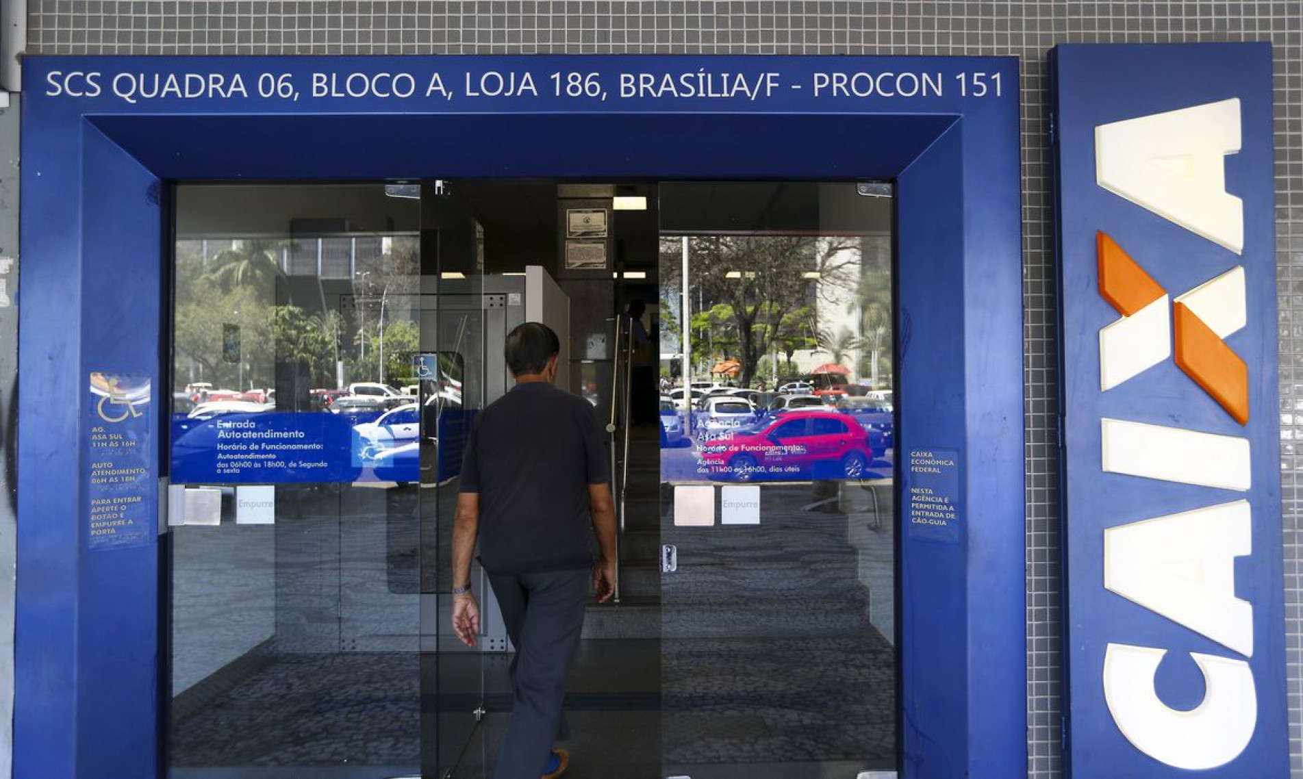 A Caixa informou abrirá todas as agências com uma hora de antecedência nesta sexta-feira (21), para ampliar a renegociação de dívidas por meio do Desenrola Brasil