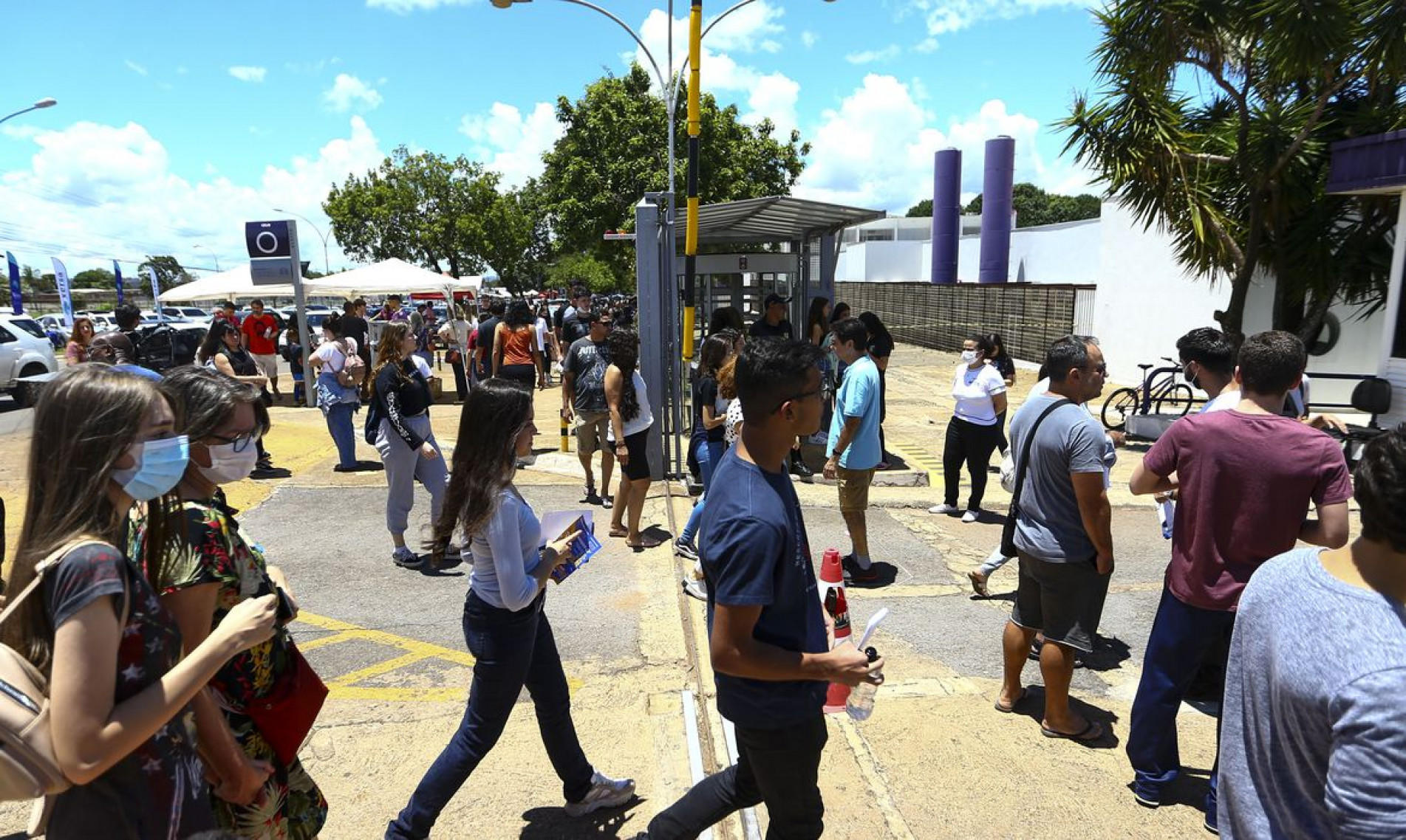 Candidatos comparecem a local de prova para a primeira etapa do Exame Nacional do Ensino Médio (Enem) 2022.