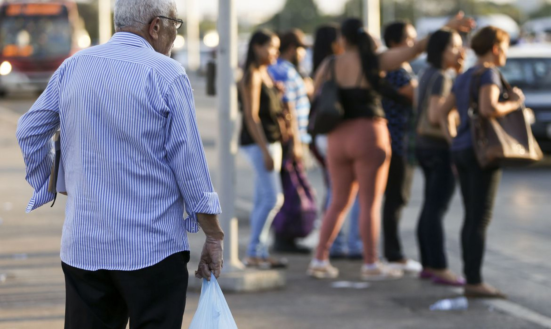 Muitos idosos mantêm o orçamento de casa