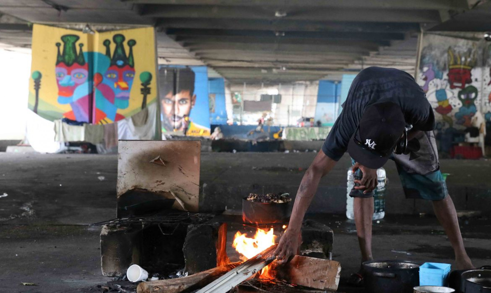 São Paulo - Pessoas em situação de rua dormem embaixo do viaduto Jaceguai, região central da capital.