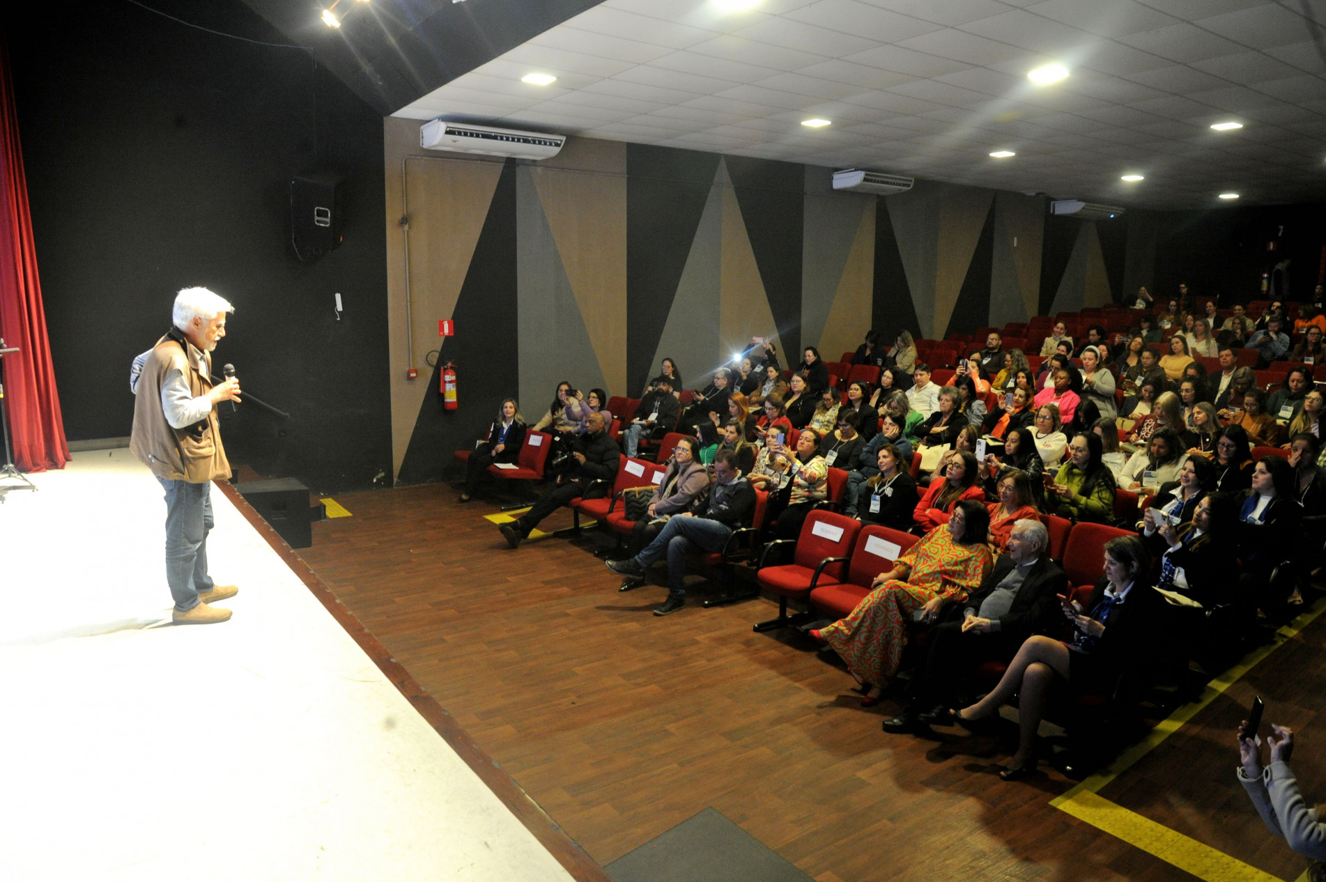 Trabalhos de ontem foram abertos pelo professor José Pacheco. Palestras prosseguem hoje em dois horários