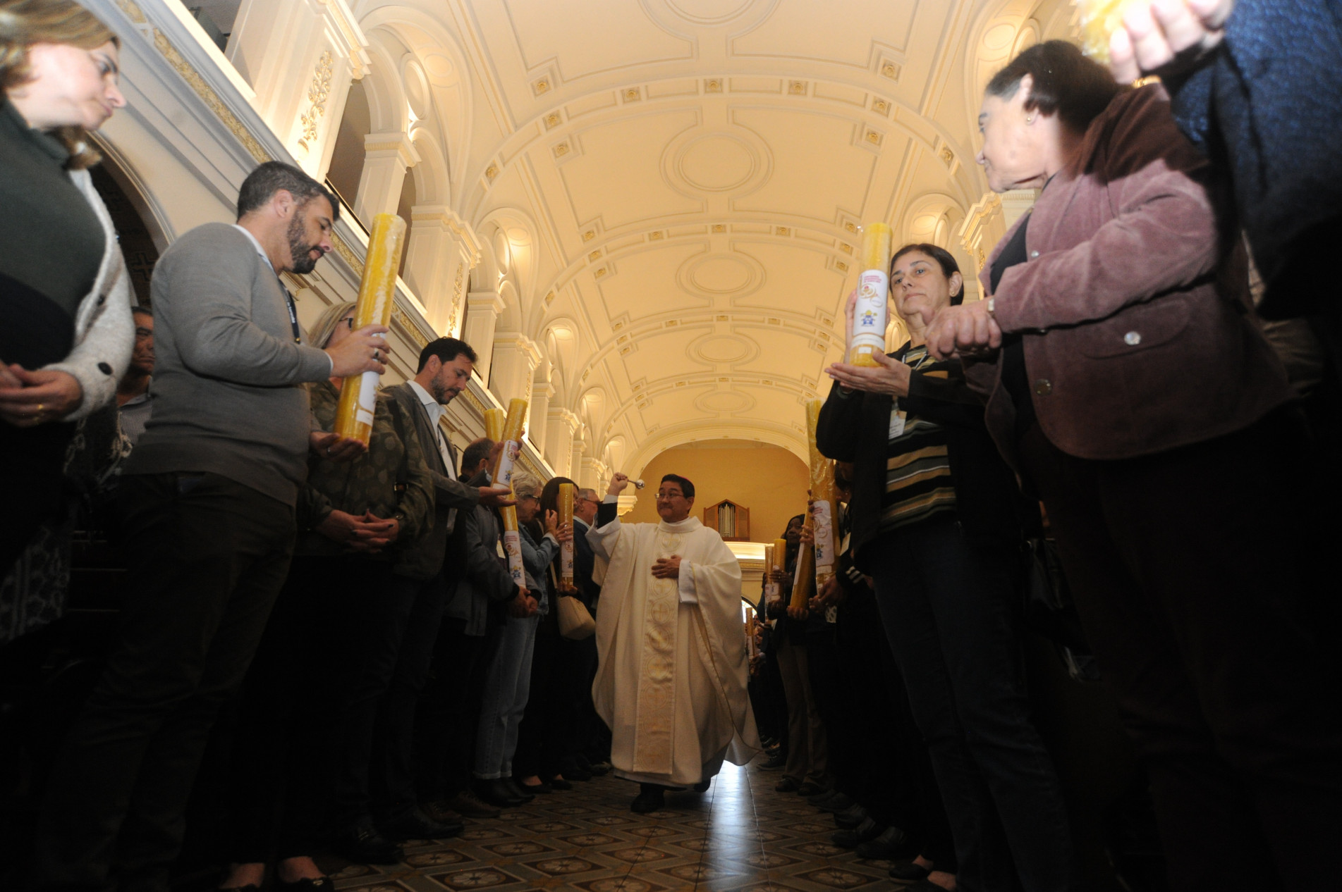 Missa presidida pelo arcebispo dom Julio Endi Akamine, ontem, na Catedral Metropolitana, teve a bênção das velas entregues a representantes de todas as paróquias e o lançamento do selo e do carimbo comemorativos produzidos pelos Correios