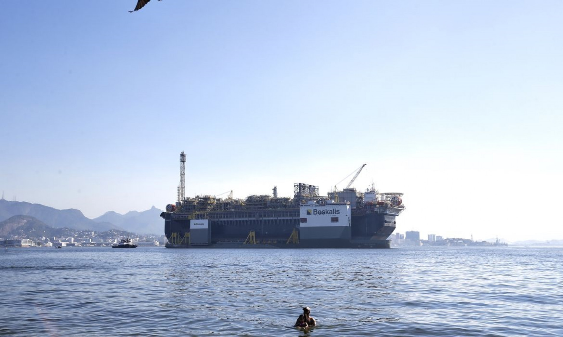 A Petrobras anunciou a chegada da plataforma de petróleo, P-67, ancorada na Baía de Guanabara