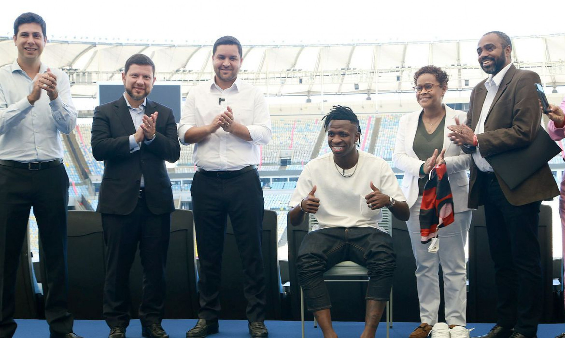 Jogador foi homenageado com medalha no Maracanã
