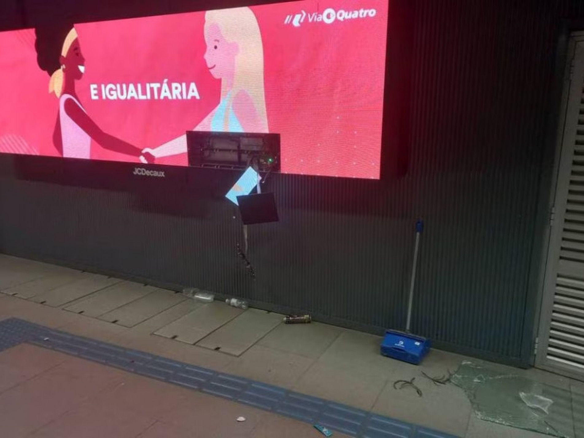 Um painel publicitário do metrô foi danificado durante confusão ente torcedores