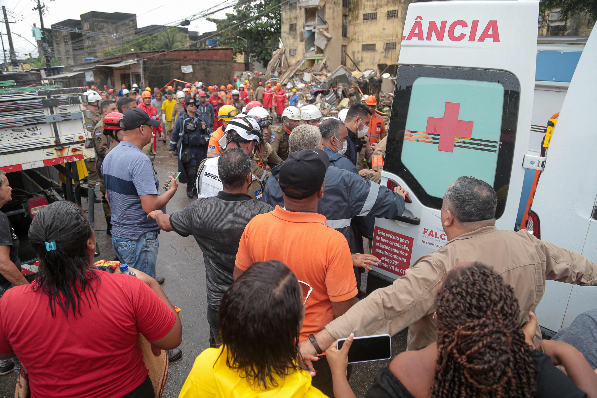 Trabalho de resgate dos bombeiros em Paulista, Pernambuco, foi encerrado após 31 horas