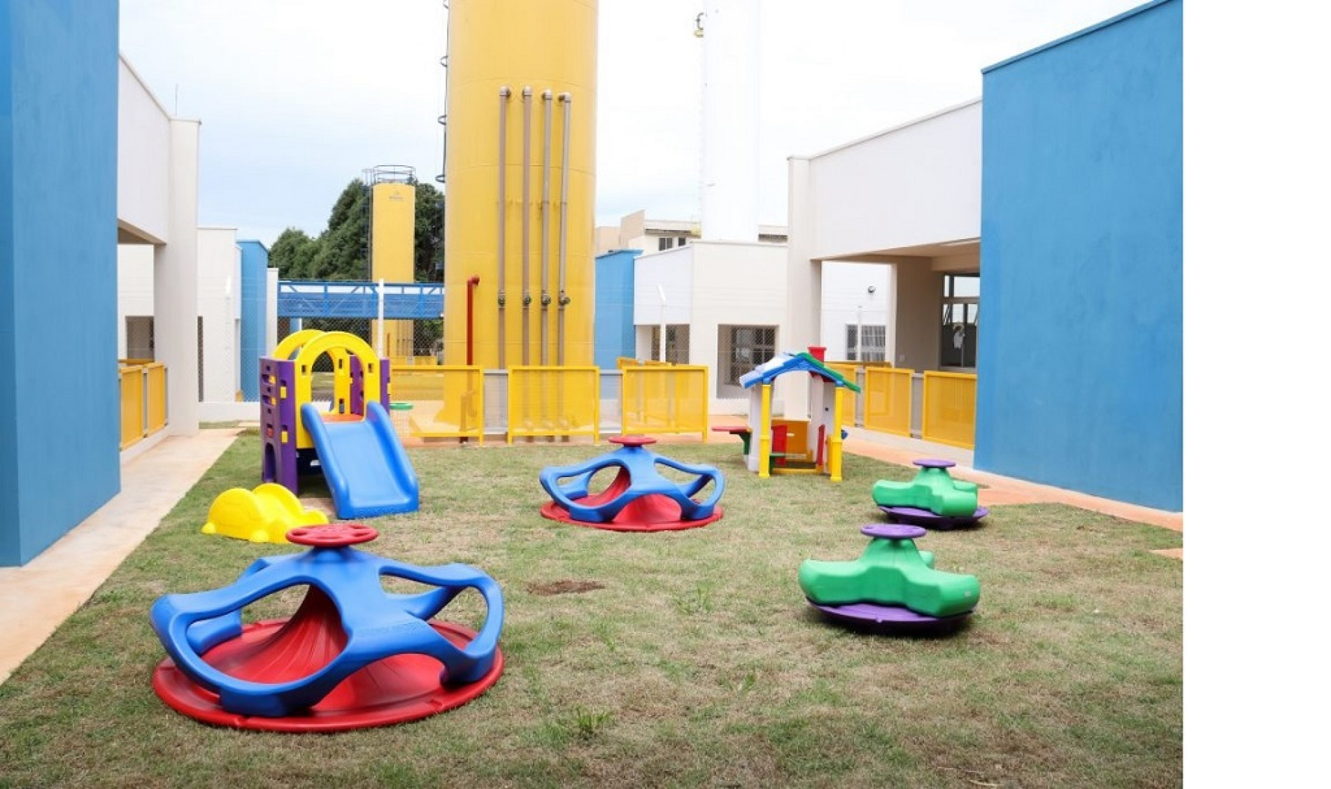 Podem ser inscritas crianças com idade entre três meses a três anos