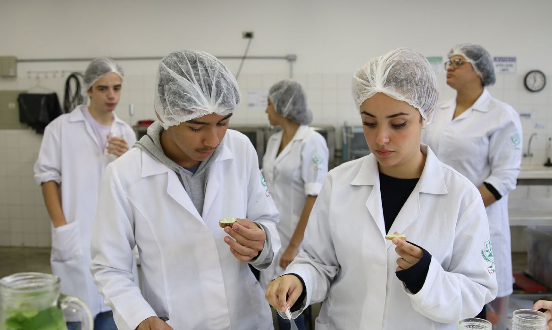 São Paulo - Robson Oliveira e Esther dos Santos, alunos do curso técnico de nutrição e dietética da Escola Técnica Estadual (Etec) Heliópolis, preparam patê com talos da horta cultivada no pátio da escola e vencedora do Prêmio Desafio 2030, organizado pelo Akatu, Instituto 5 Elementos – Educação para a Sustentabilidade, Reconectta – Educação e Sustentabilidade para um mundo melhor e Virada Sustentável.