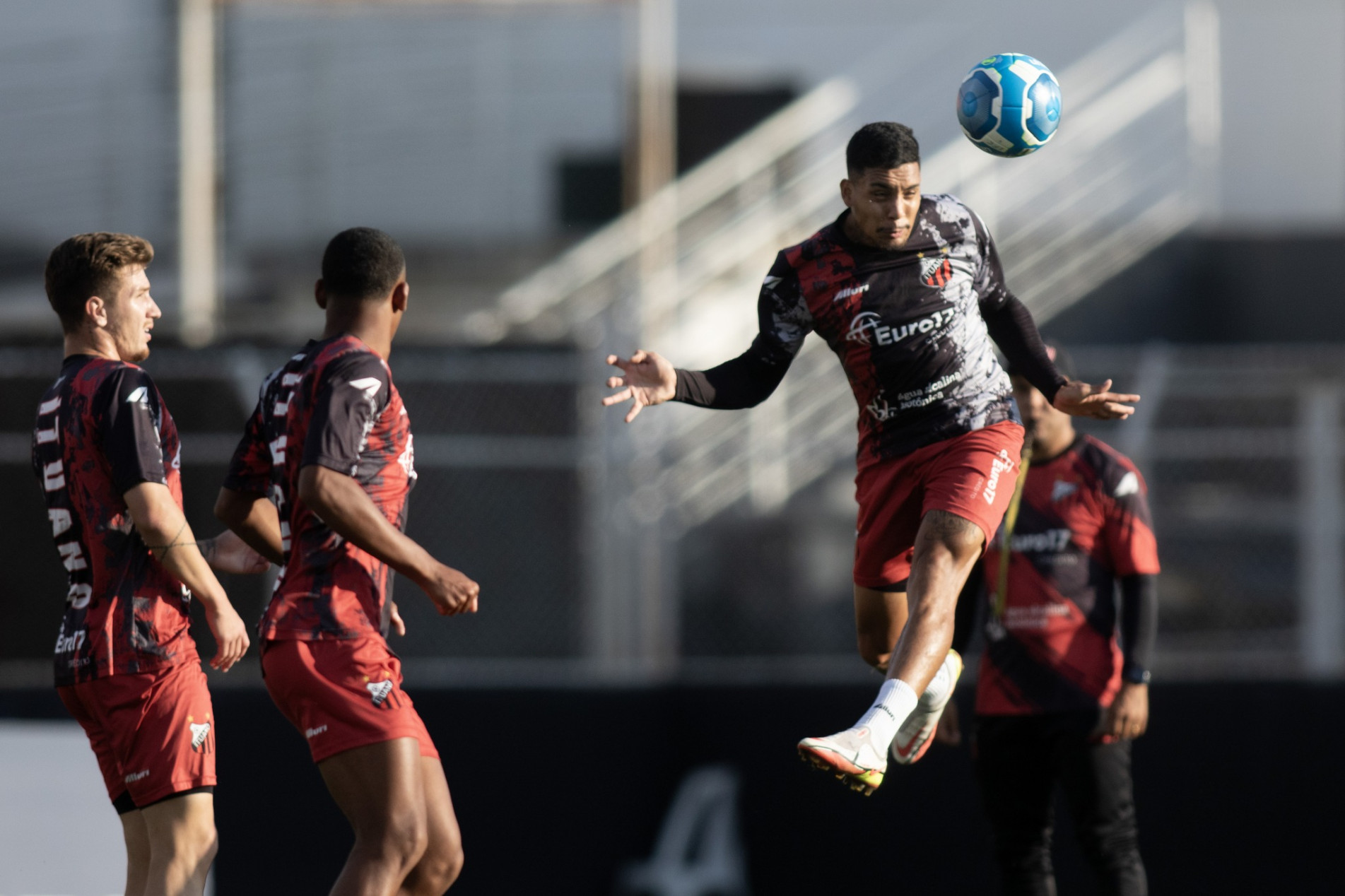 Galo fez ontem, em Itu, o último treino antes de viajar