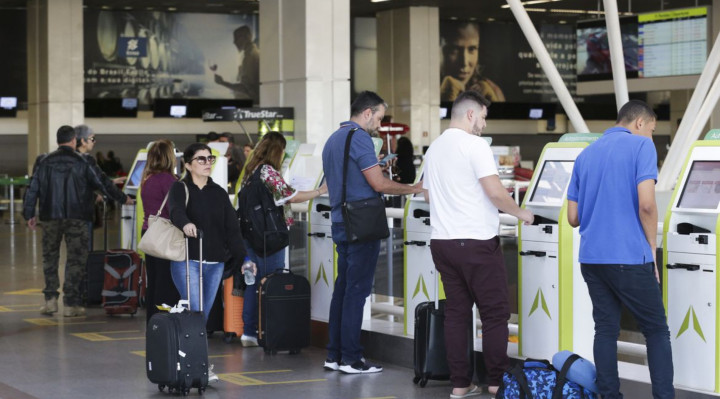 Representantes do Procon, Prodecon, MPDFT e OAB-DF participam da Blitz Nacional dos Aeroportos para fiscalizar a cobrança da franquia de bagagem, no Aeroporto Internacional de Brasília.