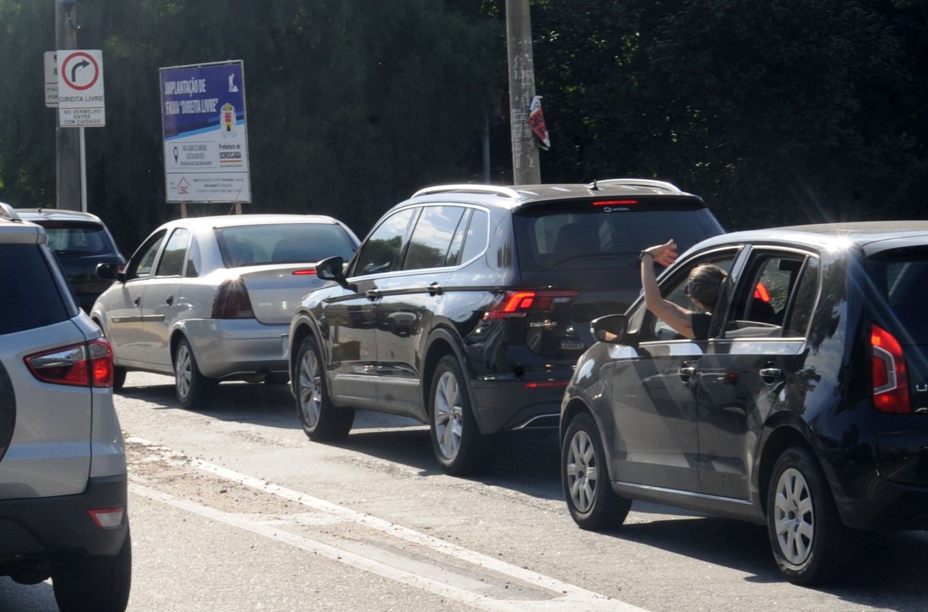 Motorista tenta alertar o carro à frente que não é preciso esperar pela abertura do semáforo na confluência das avenidas Sadrac de Arruda e Engenheiro Carlos Reinaldo Mendes