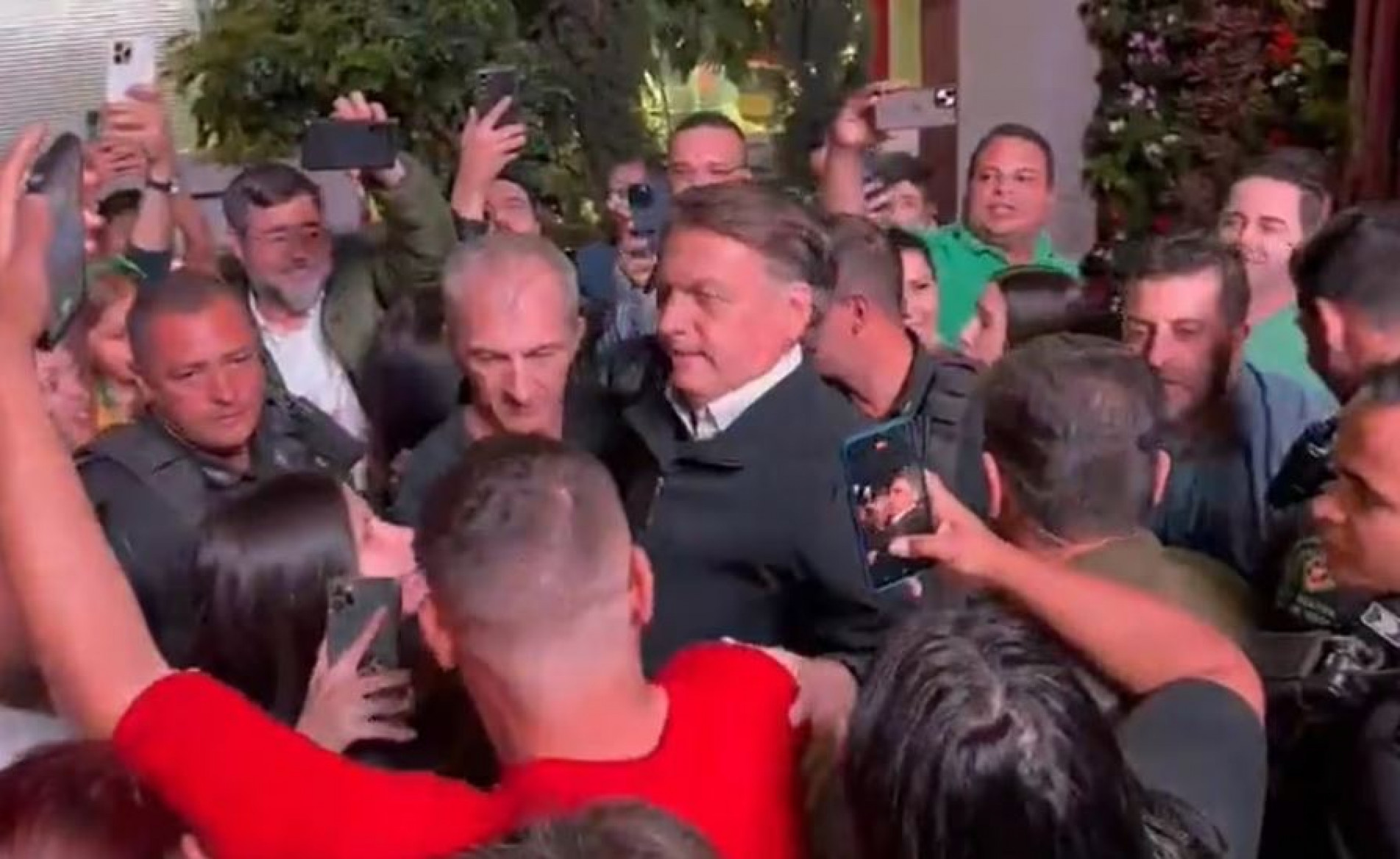 Bolsonaro distribuiu abraços e fez fotos com os apoiadores