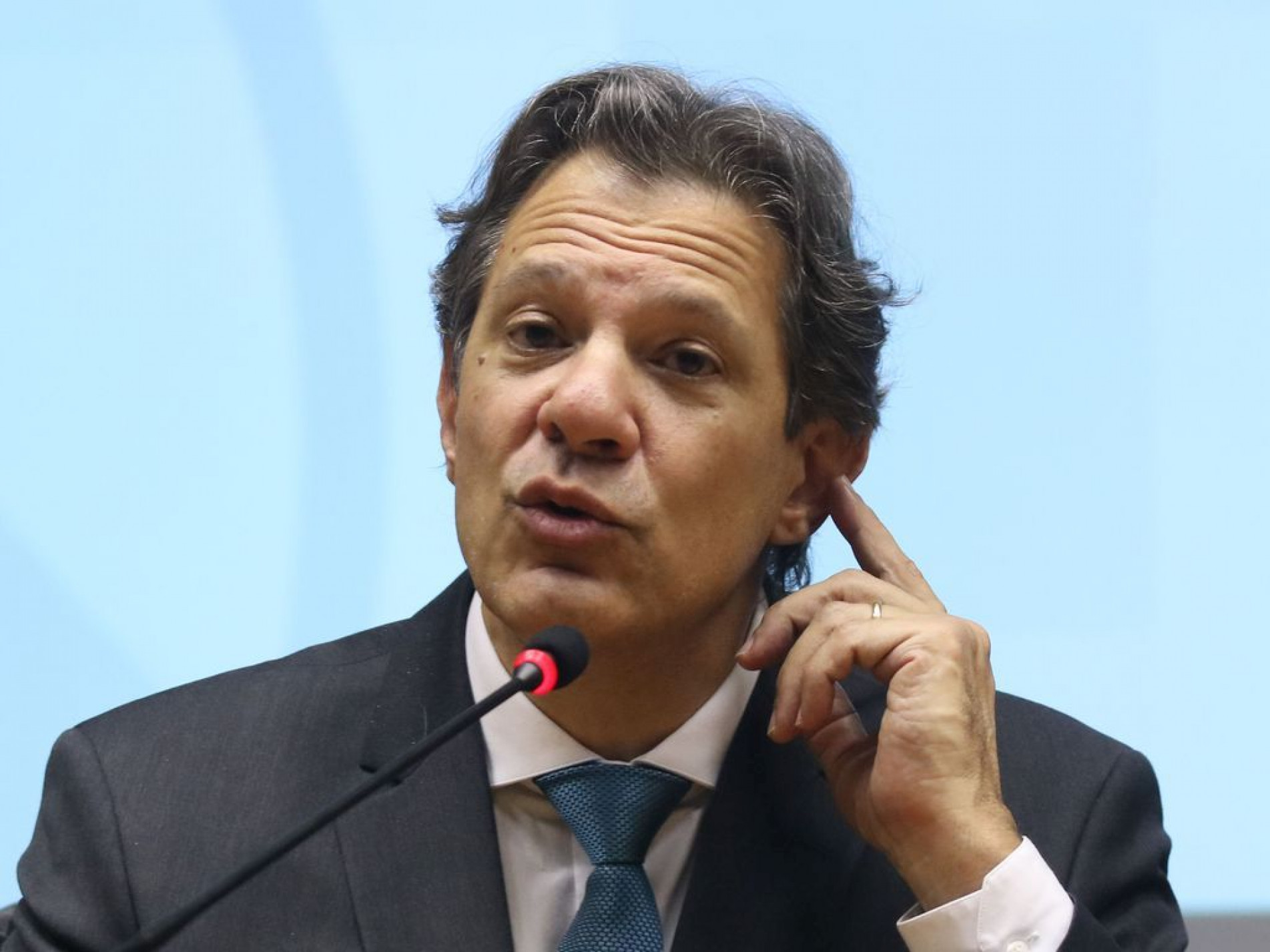 Fernando Haddad tenta esbanjar otimismo e tem repetido, como um mantra, que o governo ainda mira um déficit de 1% do PIB no ano