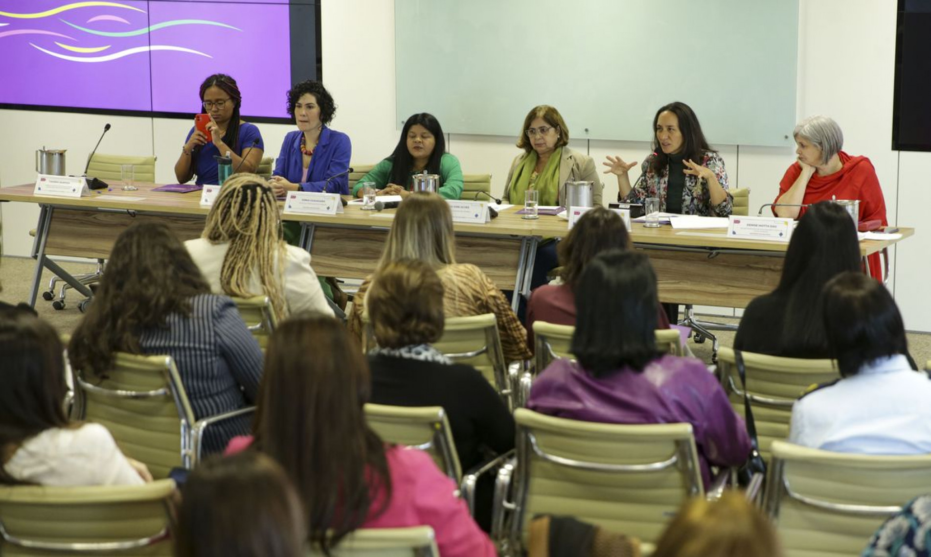 A ministra dos Povos Indígenas, Sônia Guajajara, e a ministra das Mulheres, Cida Gonçalves, participam da abertura do 1° Encontro Nacional das Casas da Mulher Brasileira.