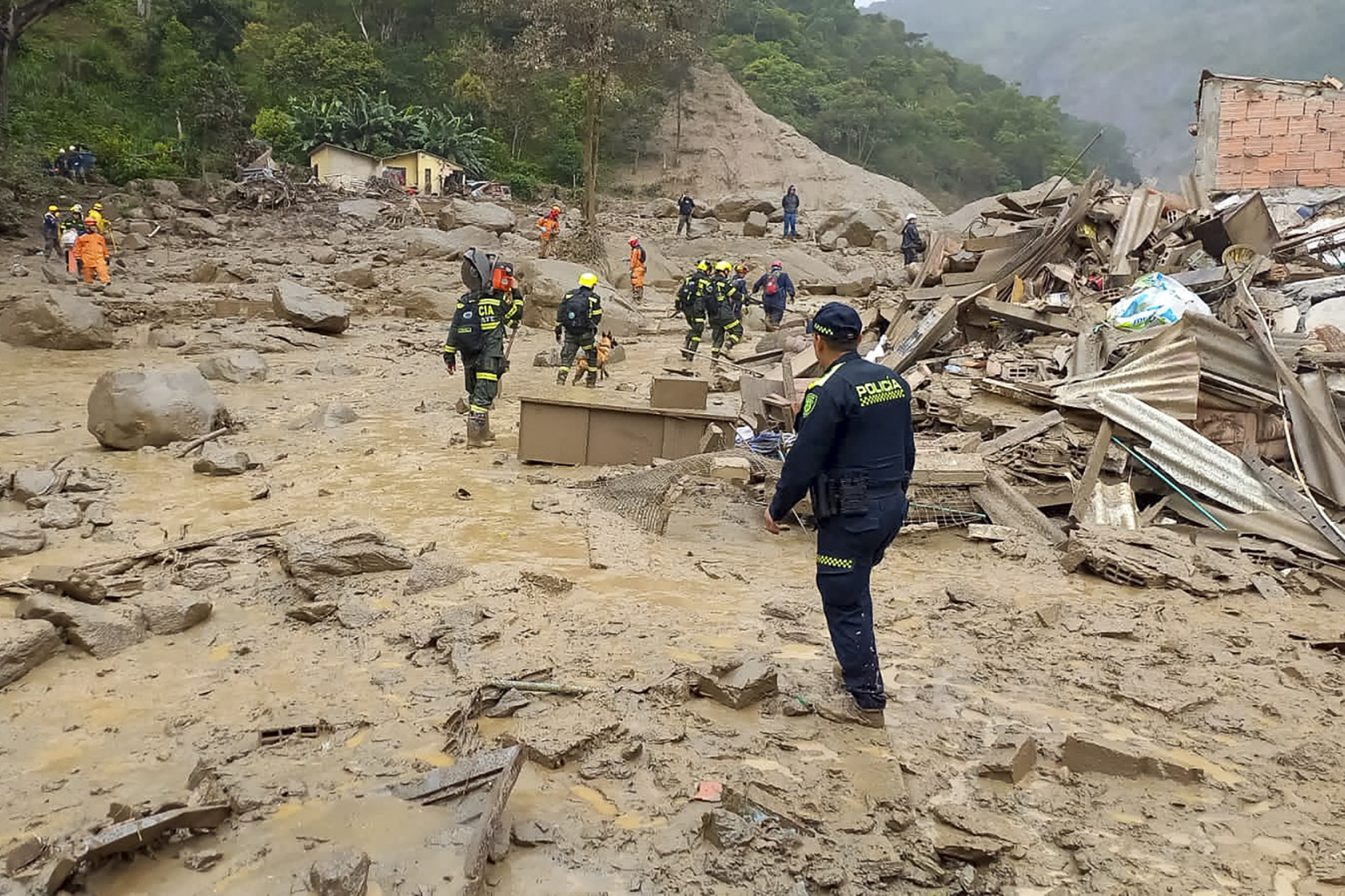 Grandes pedras e lama obstruíram a entre Bogotá e Villavicencio, um dos principais corredores de carga do país e onde deslizamentos são comuns