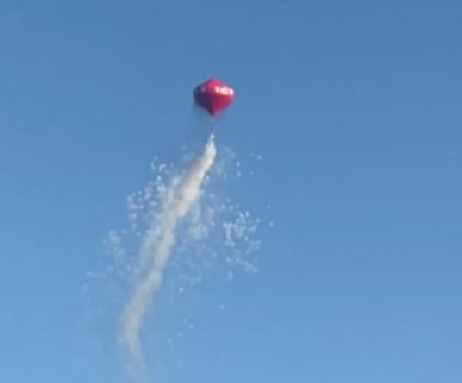 Balão com fogos de artifício foi visto às 7h deste domingo (23), na zona oeste de Sorocaba