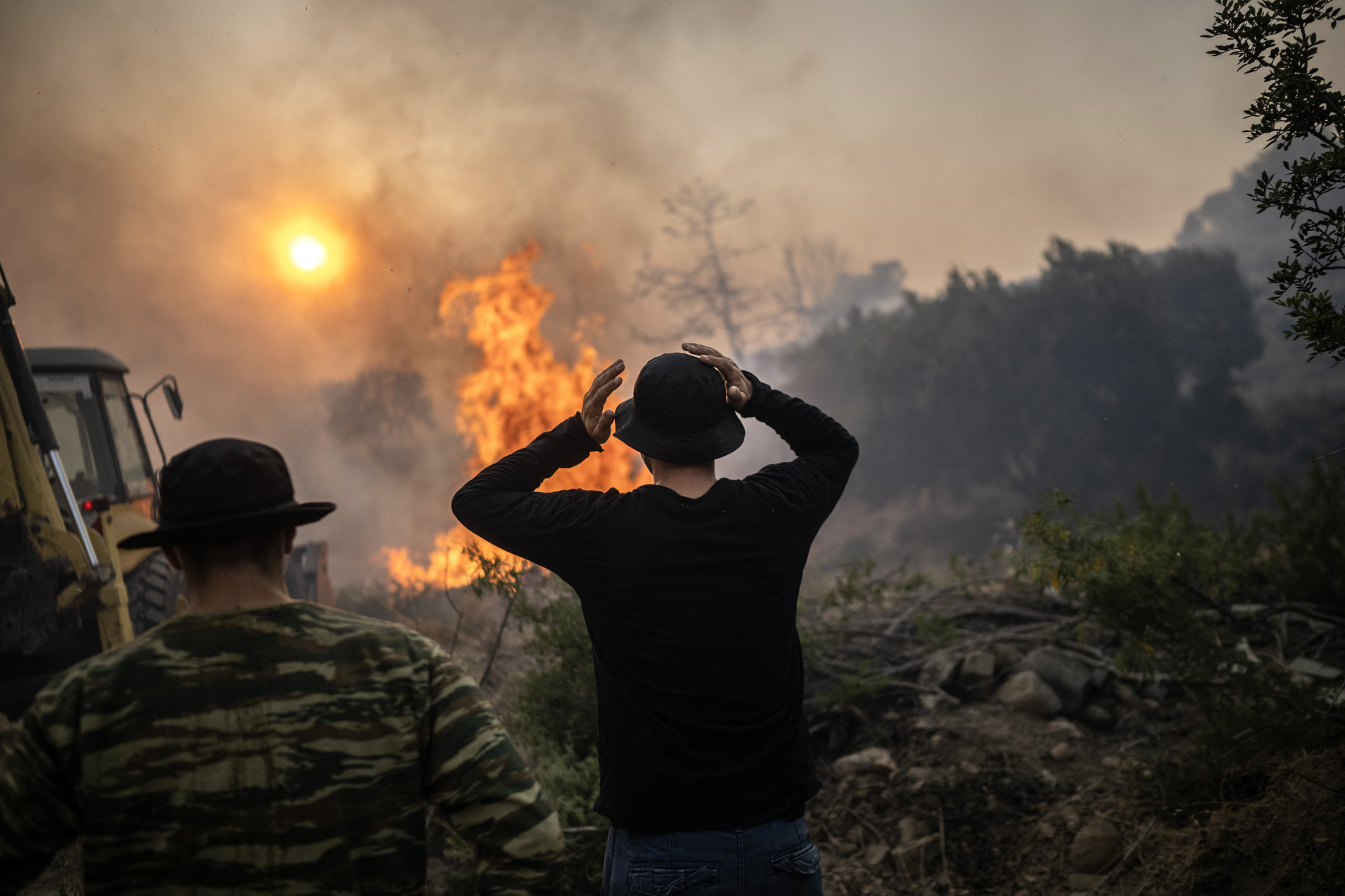 Vento forte vindo do oceano dificulta o trabalho dos bombeiros