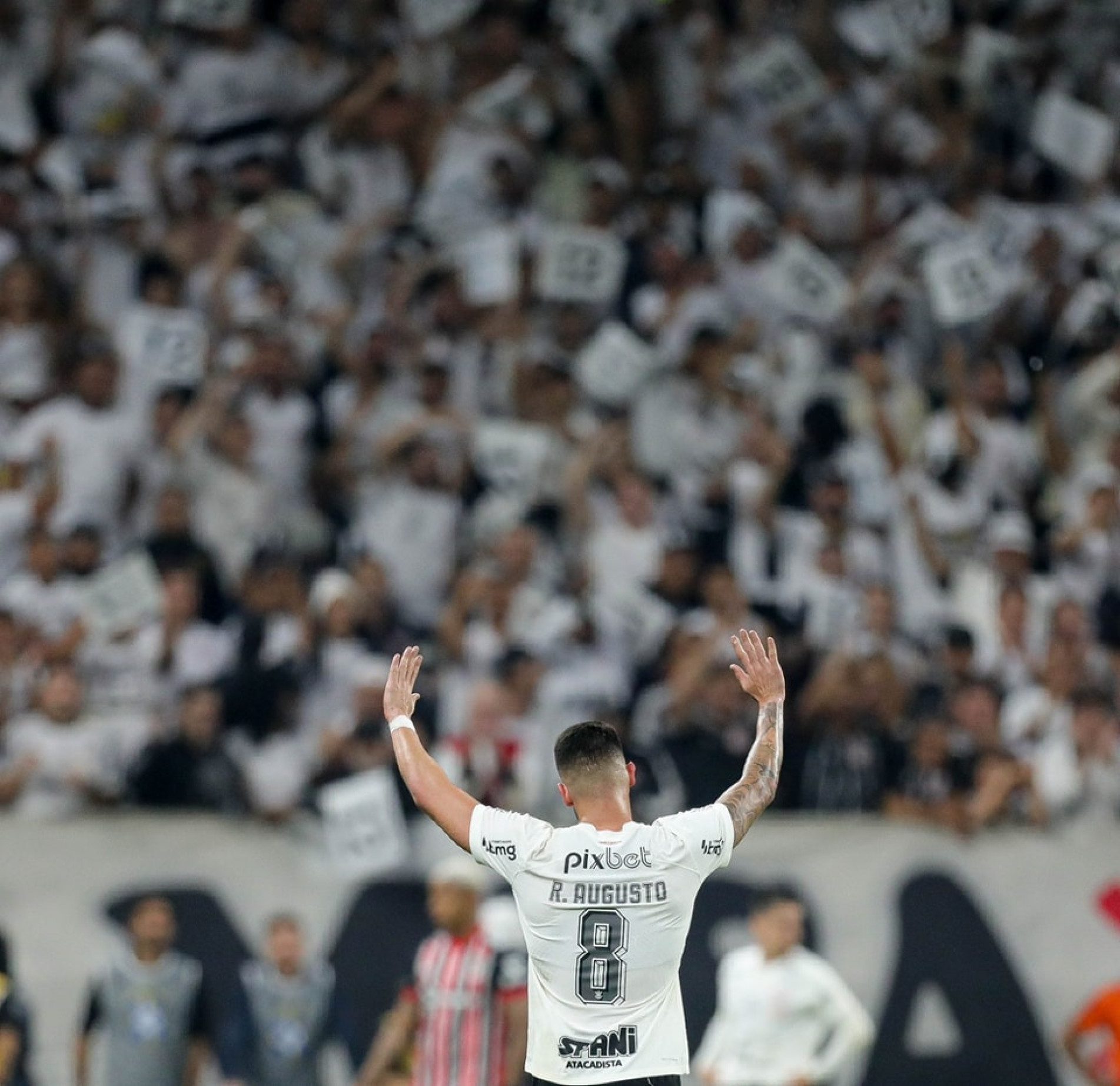 Com recorde de público, Corinthians marca no fim e bate São Paulo