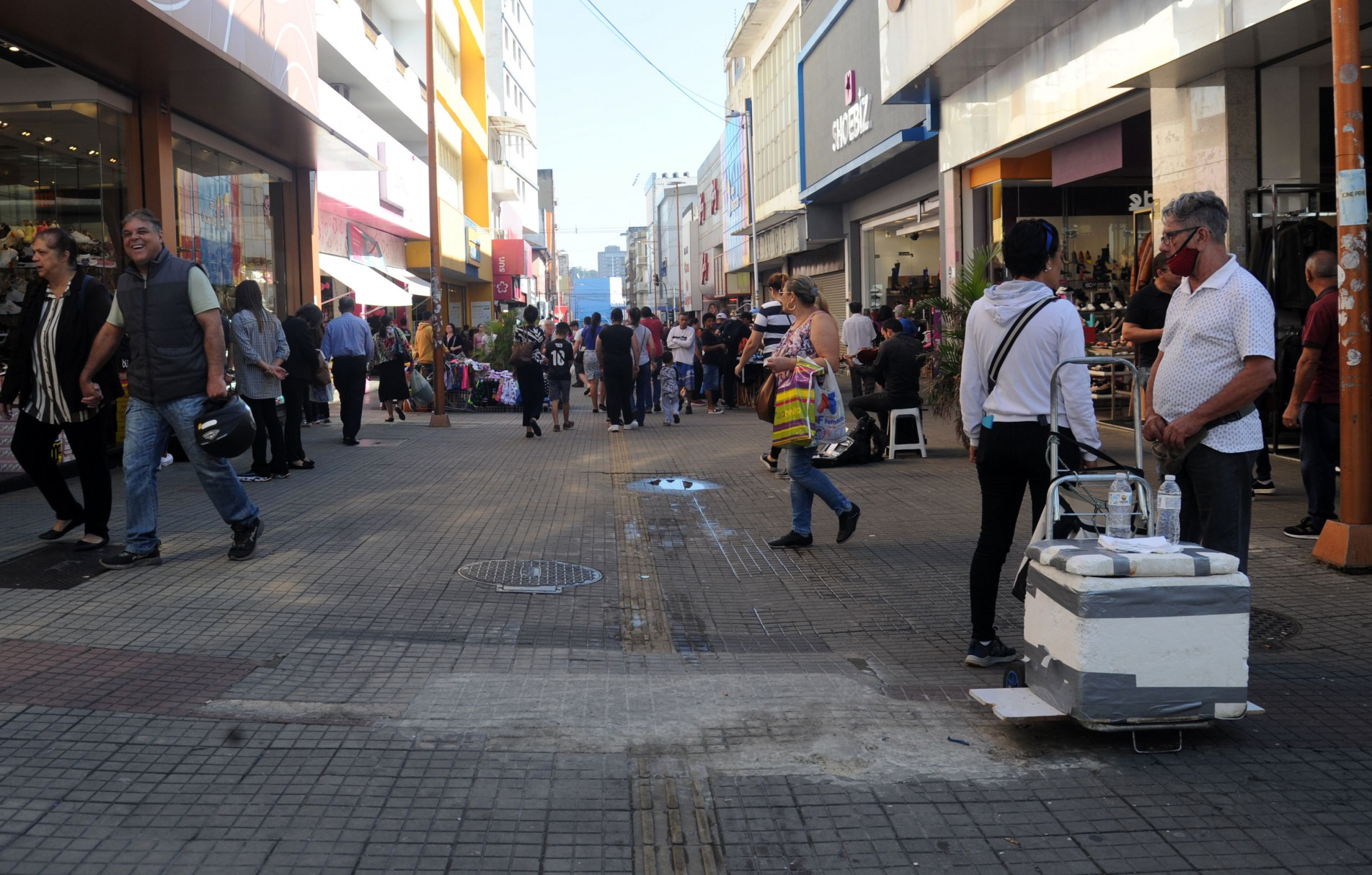 A instalação da estrutura aérea colorida faz parte de um amplo projeto de revitalização do Centro