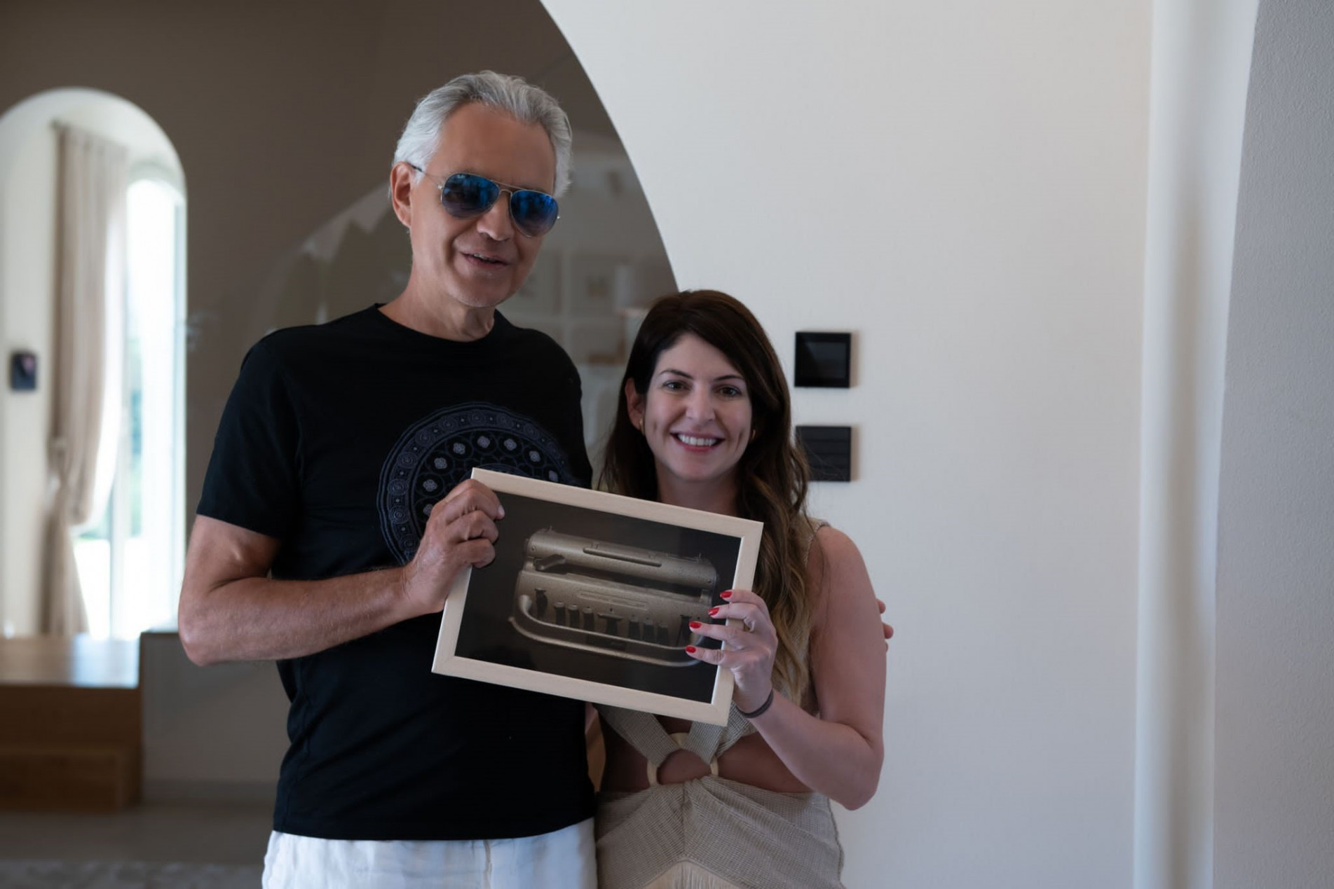 Bocelli e Carol Paiffer com a obra premiada no Prêmio Ibero-americano de Educação e Museus